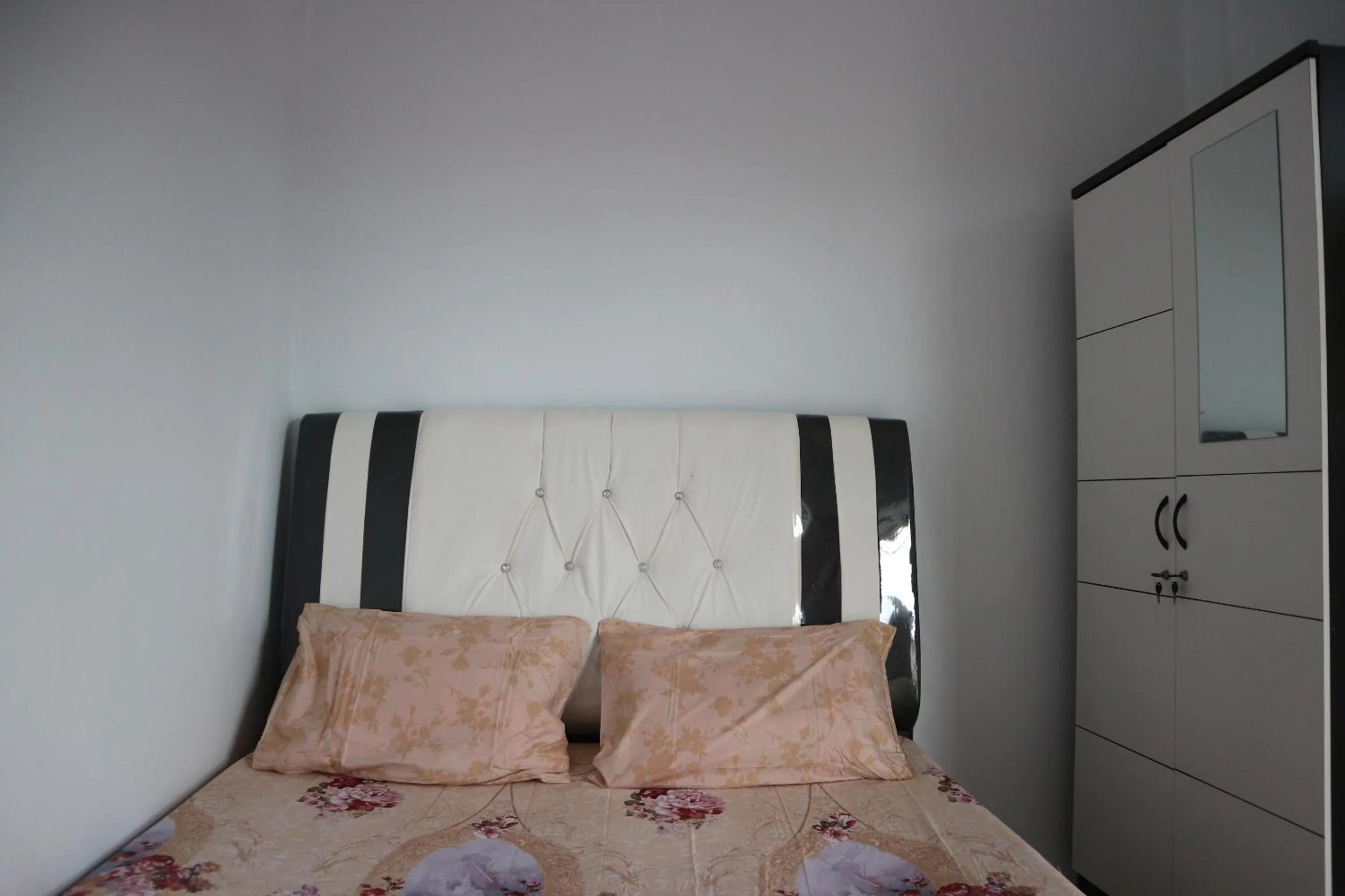 Bedroom, Bed in OYO Life 2670 Aline Kost