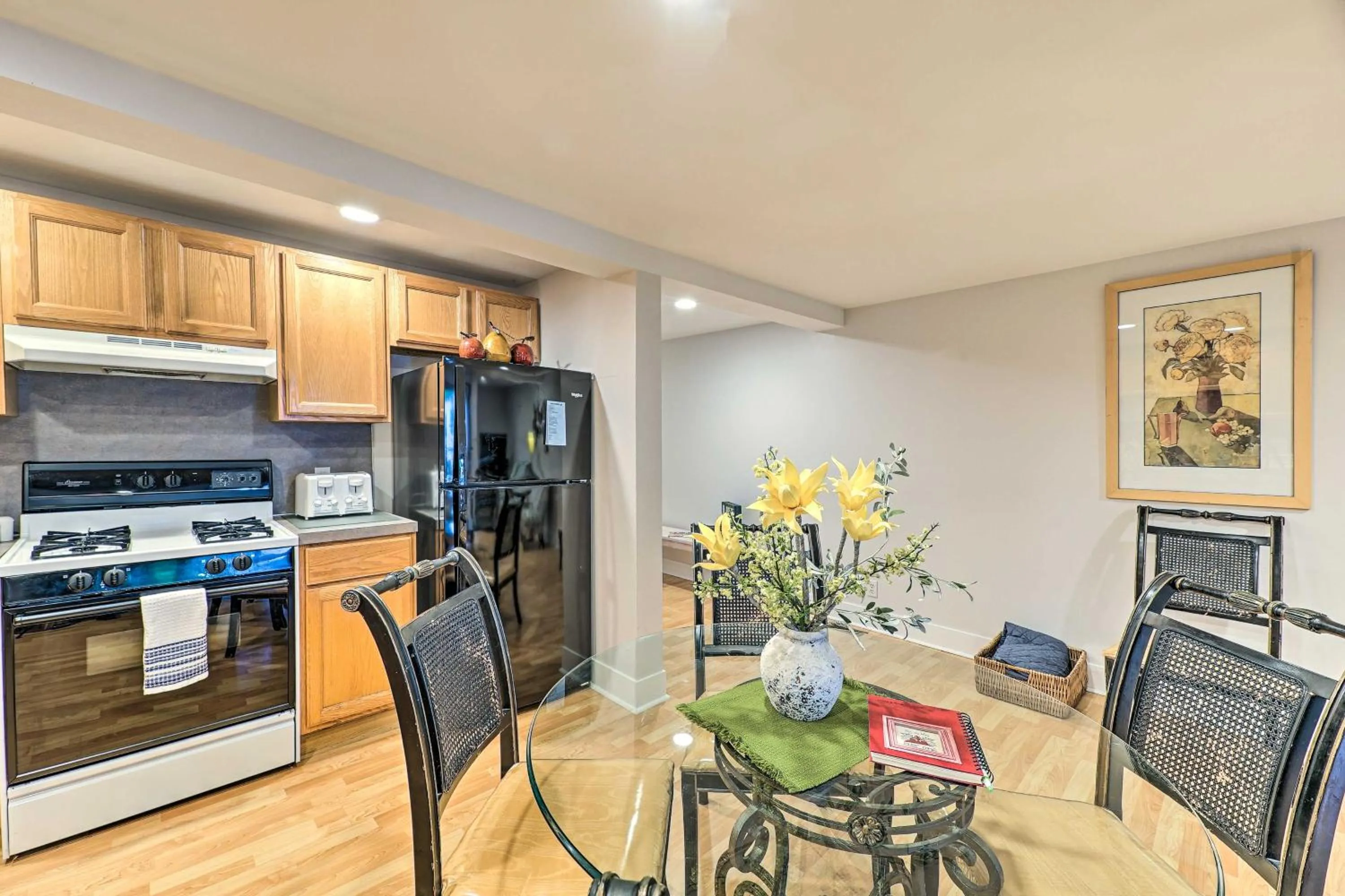 Downtown Grand Haven Apt Less Than 1 Mi to Lake Michigan