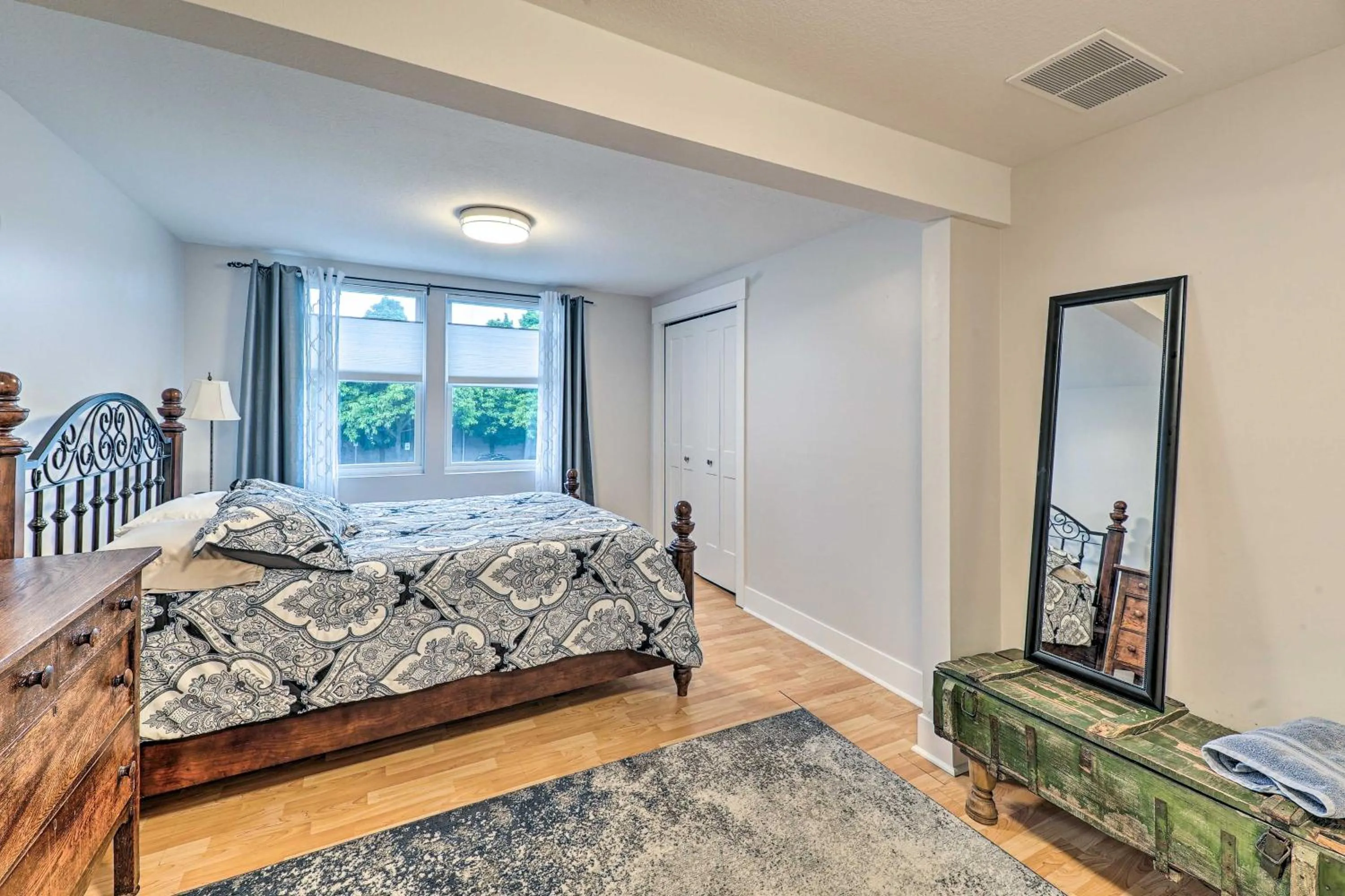 Bed in Downtown Grand Haven Apt Less Than 1 Mi to Lake Michigan