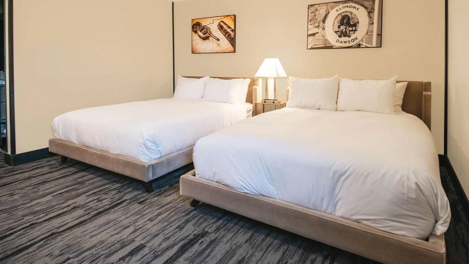 Bedroom, Bed in Midnight Sun, a Coast Hotel