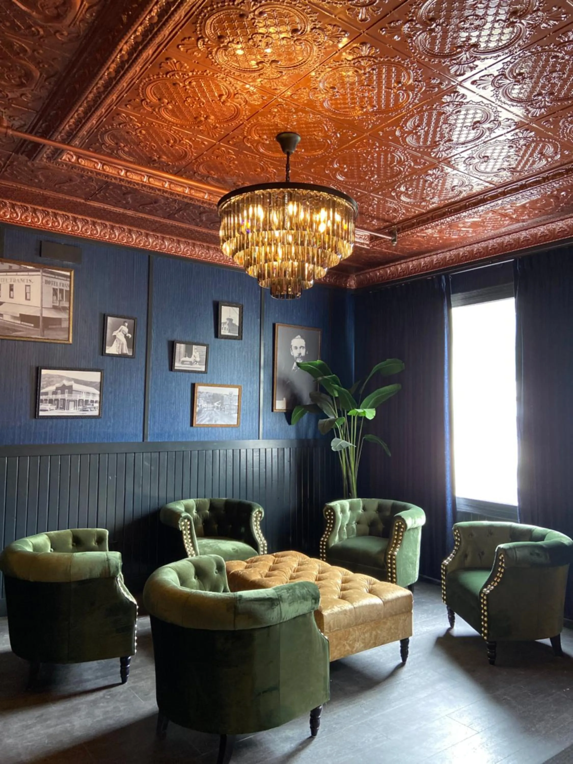 Lobby or reception in Midnight Sun, a Coast Hotel