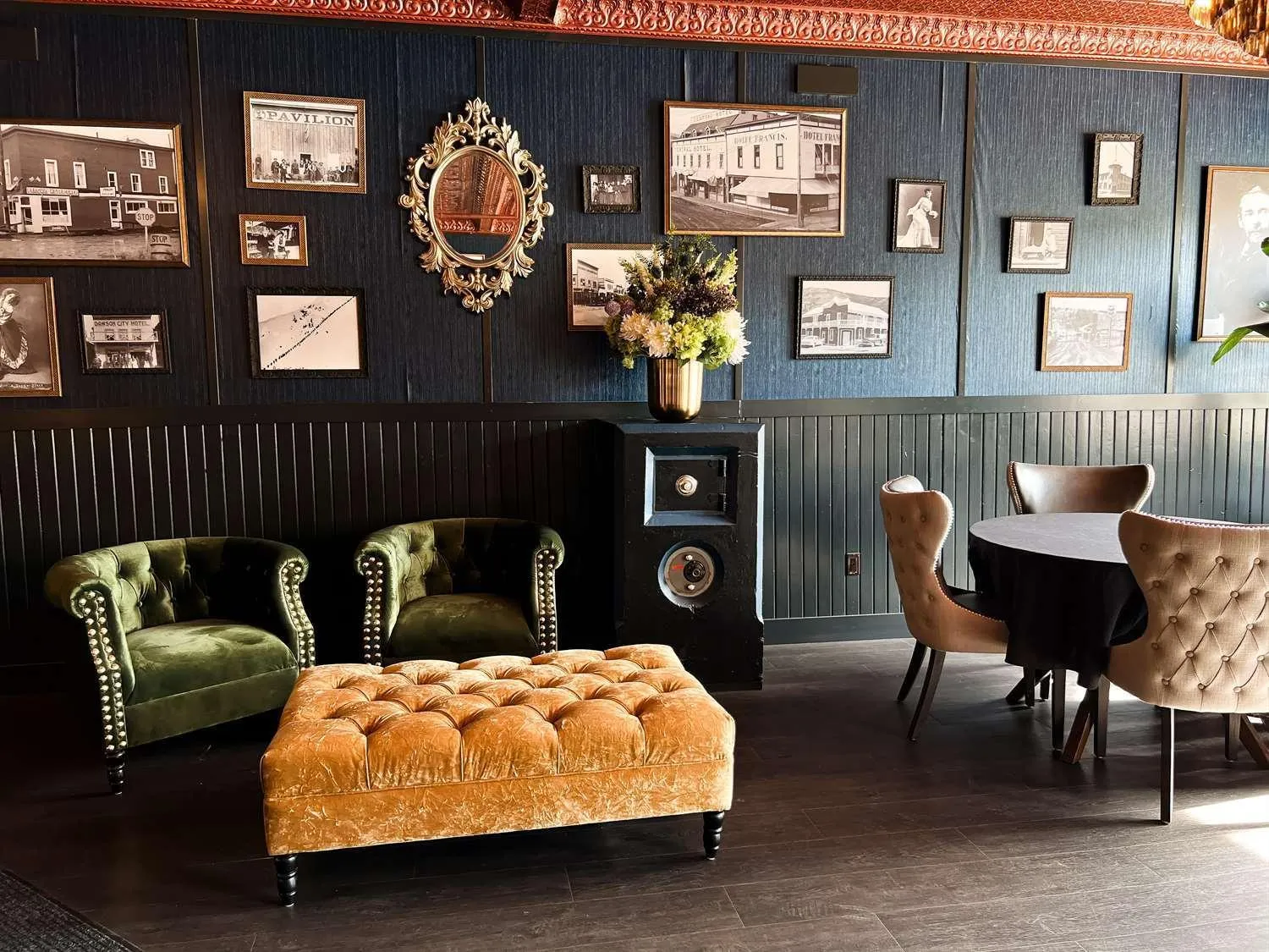 Lobby or reception in Midnight Sun, a Coast Hotel