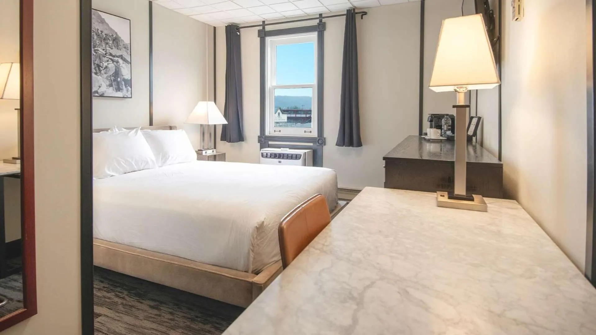 Bedroom, Bed in Midnight Sun, a Coast Hotel