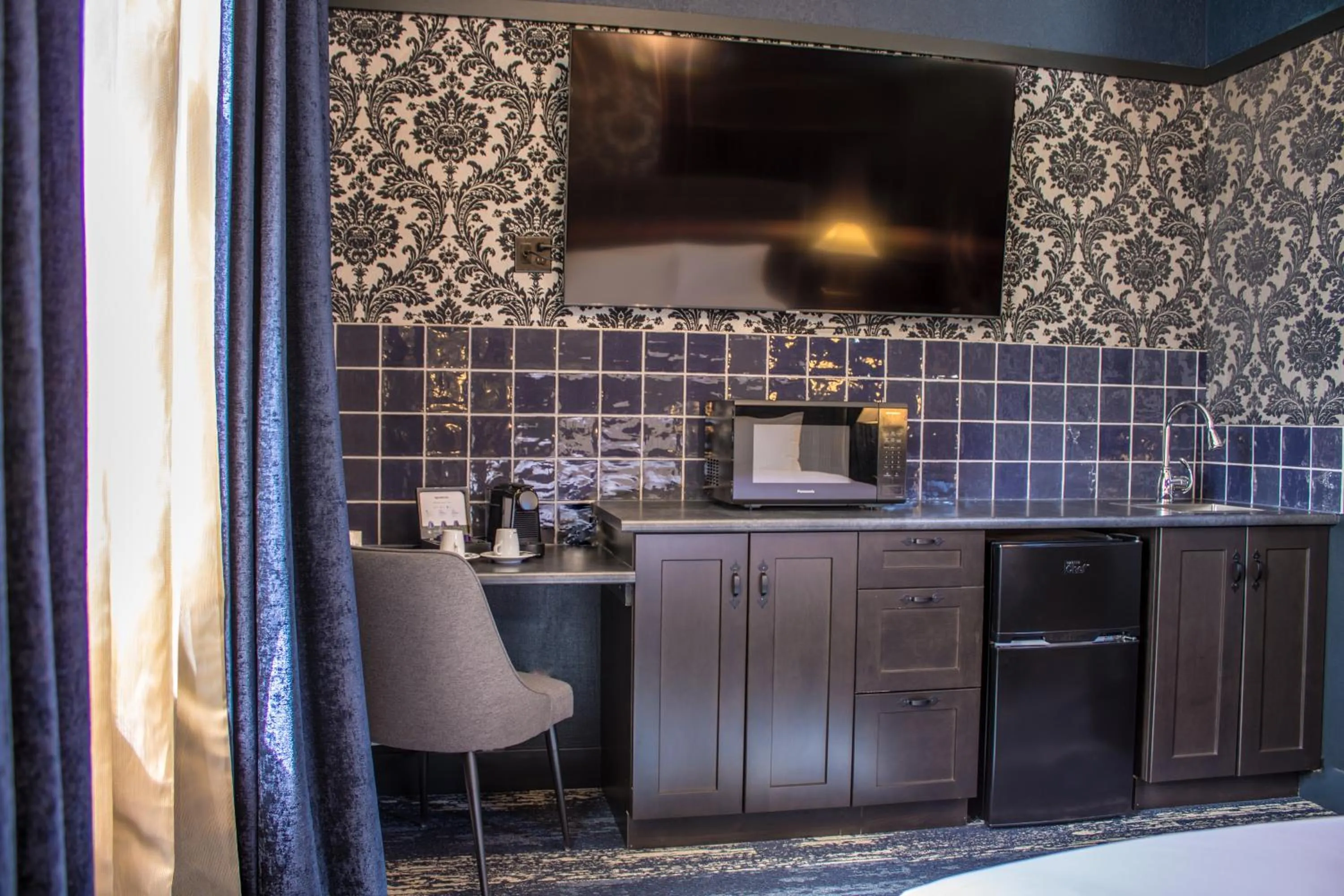 TV and multimedia in Midnight Sun, a Coast Hotel