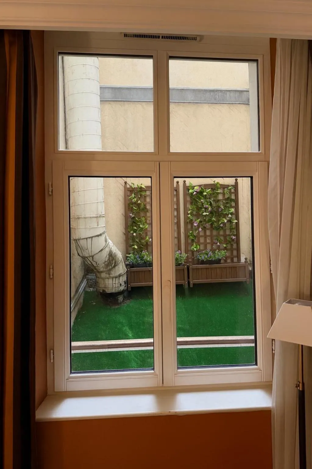 Inner courtyard view in Hôtel 85 Saint Honore