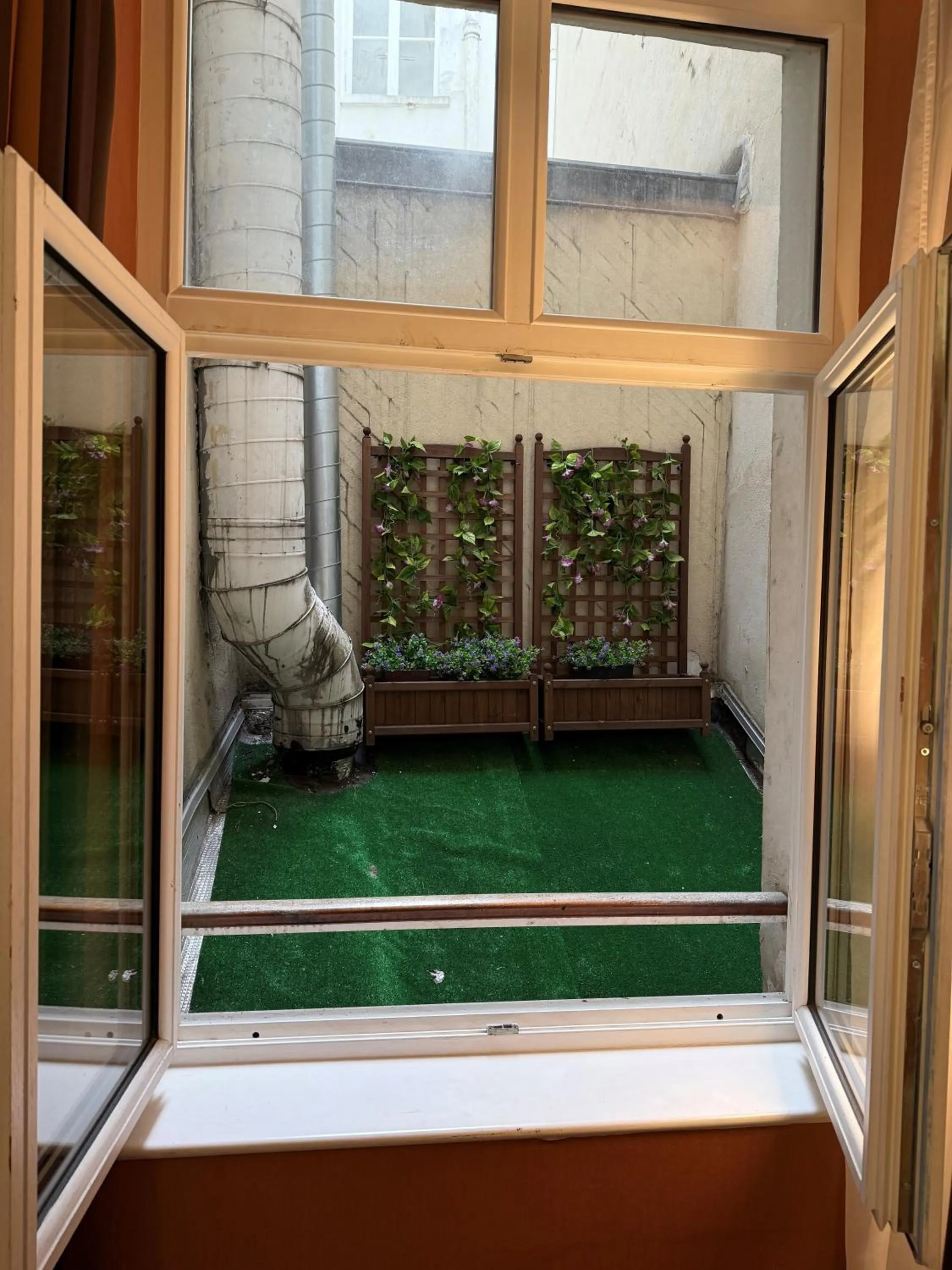 Inner courtyard view in Hôtel 85 Saint Honore