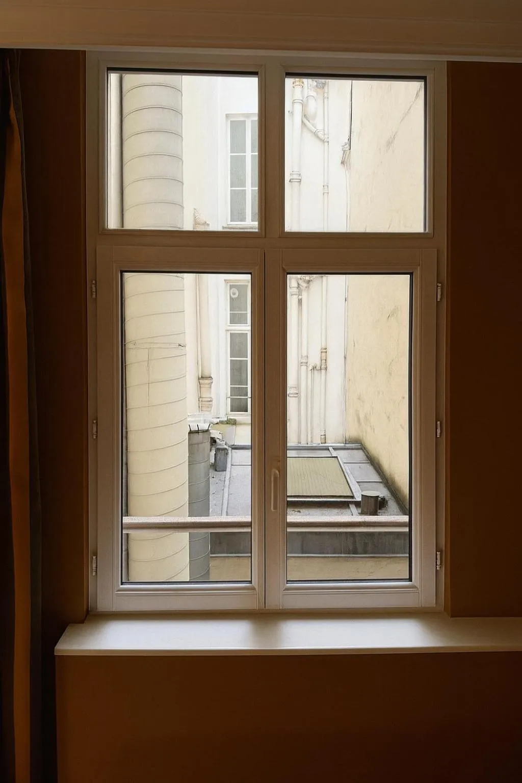 Inner courtyard view in Hôtel 85 Saint Honore