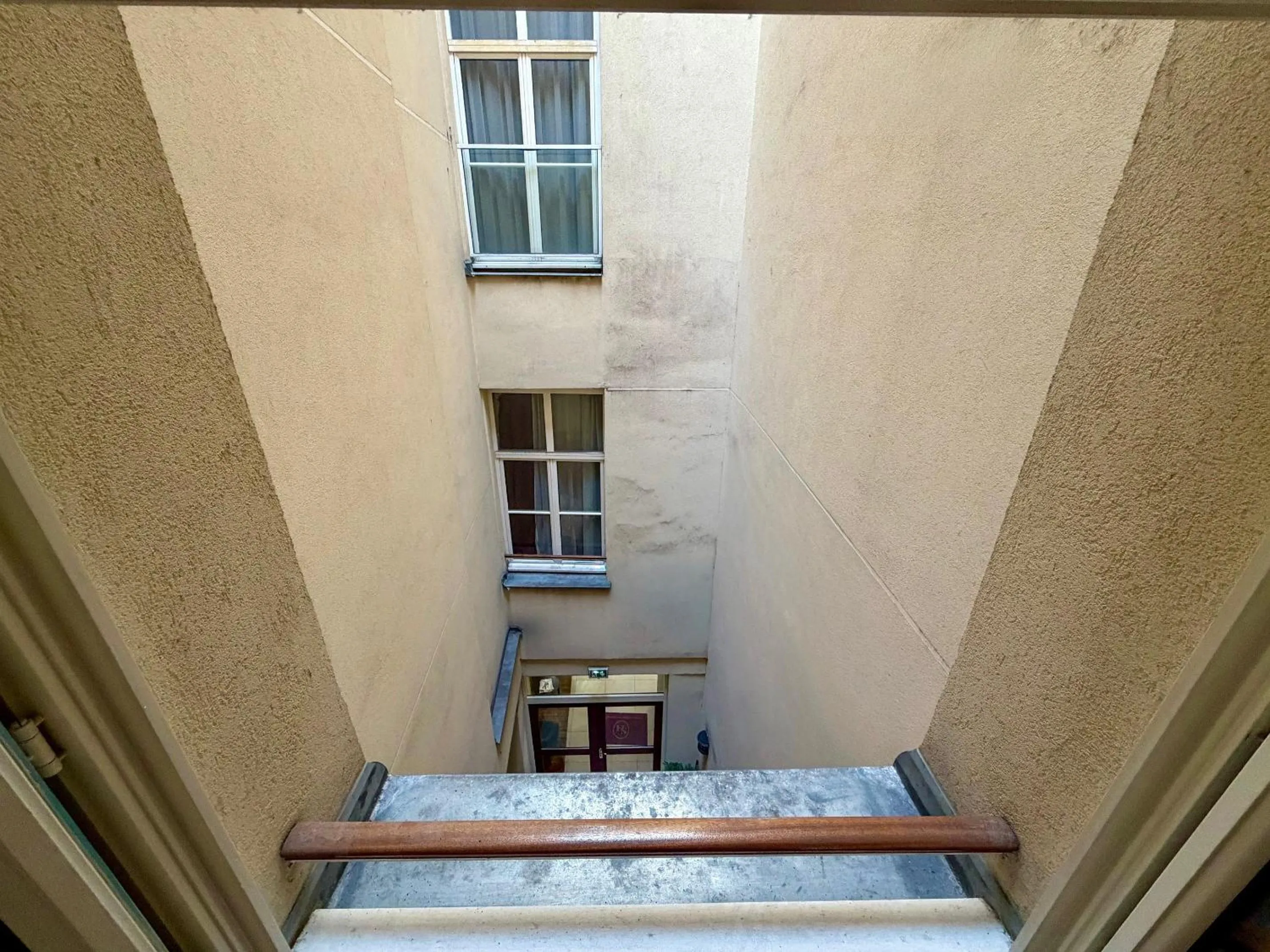 Inner courtyard view in Hôtel 85 Saint Honore