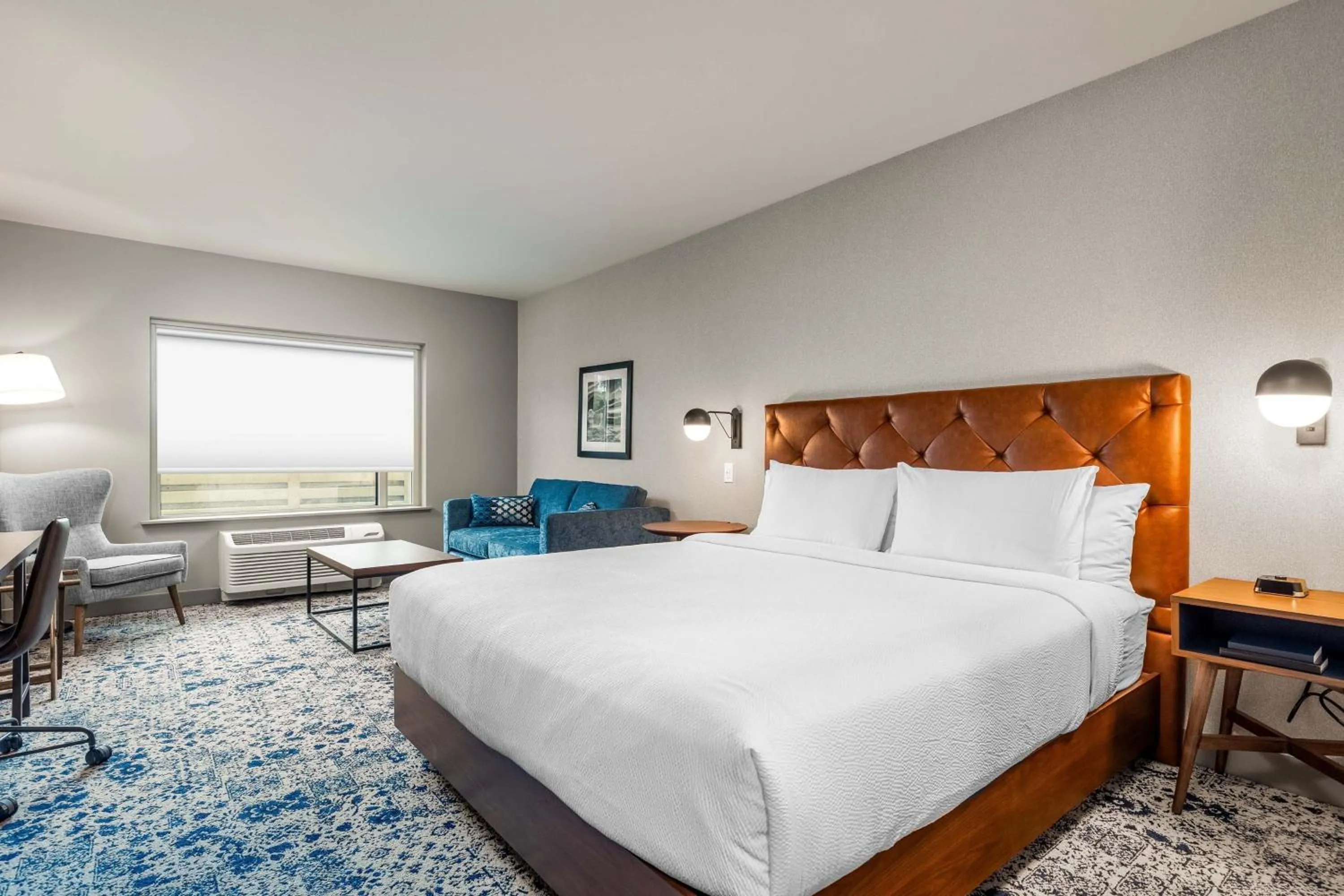 Photo of the whole room, Bed in Four Points by Sheraton Kelowna Airport