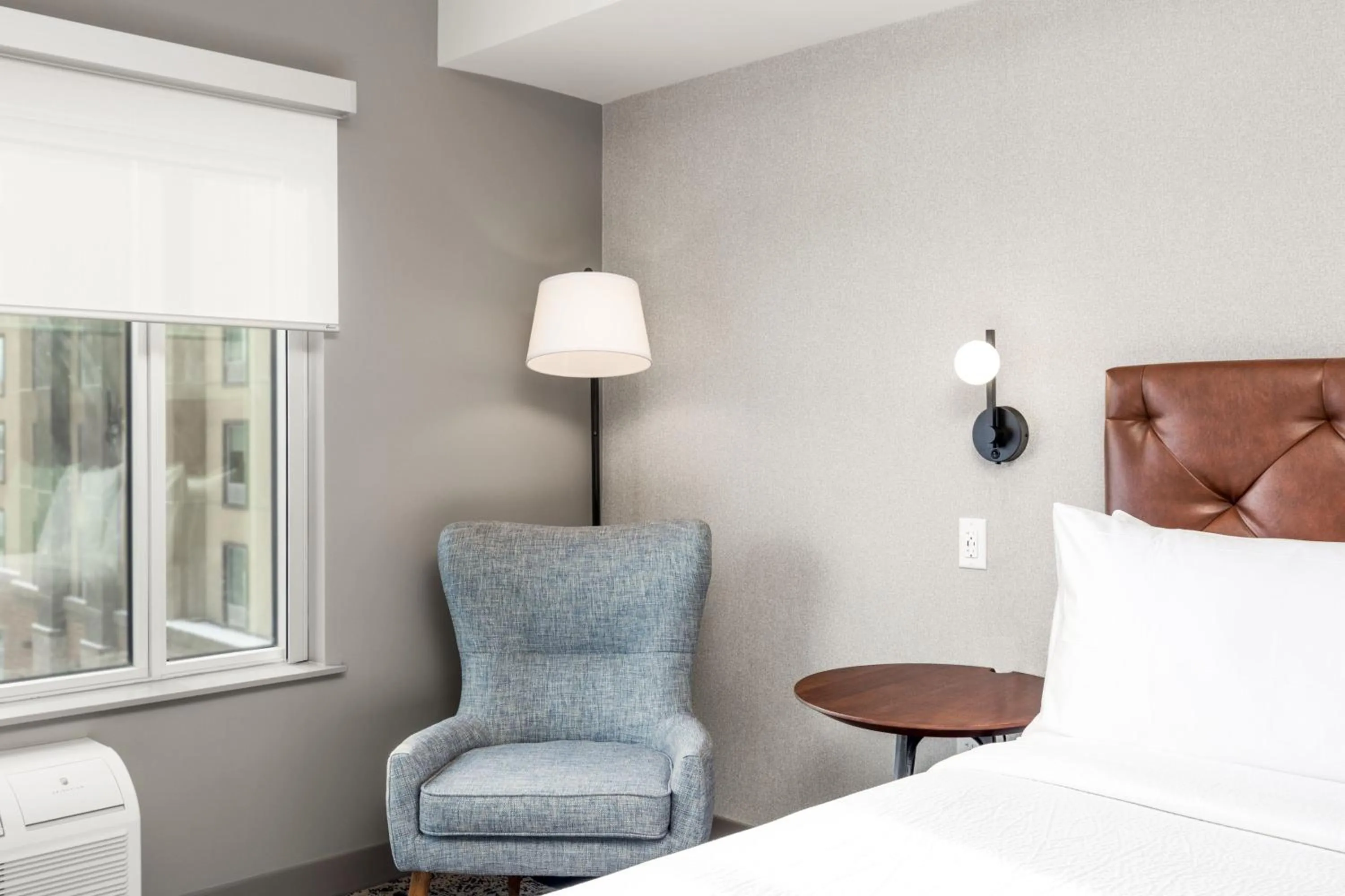 Photo of the whole room, Bed in Four Points by Sheraton Kelowna Airport