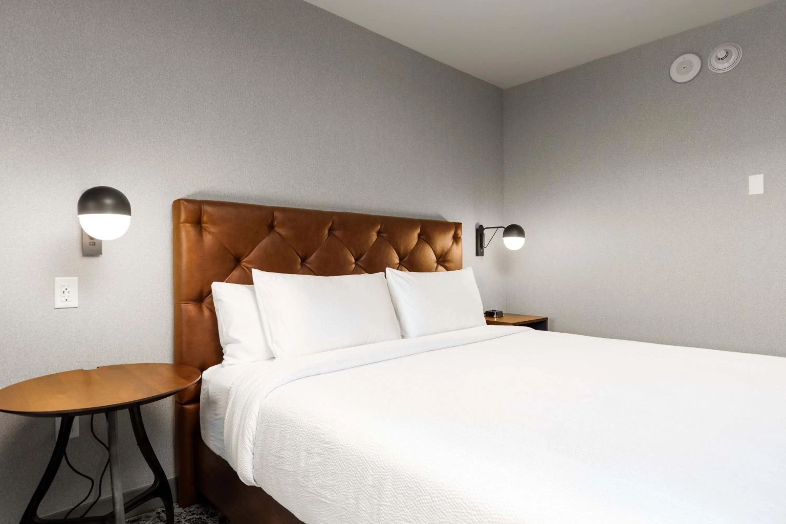 Photo of the whole room, Bed in Four Points by Sheraton Kelowna Airport