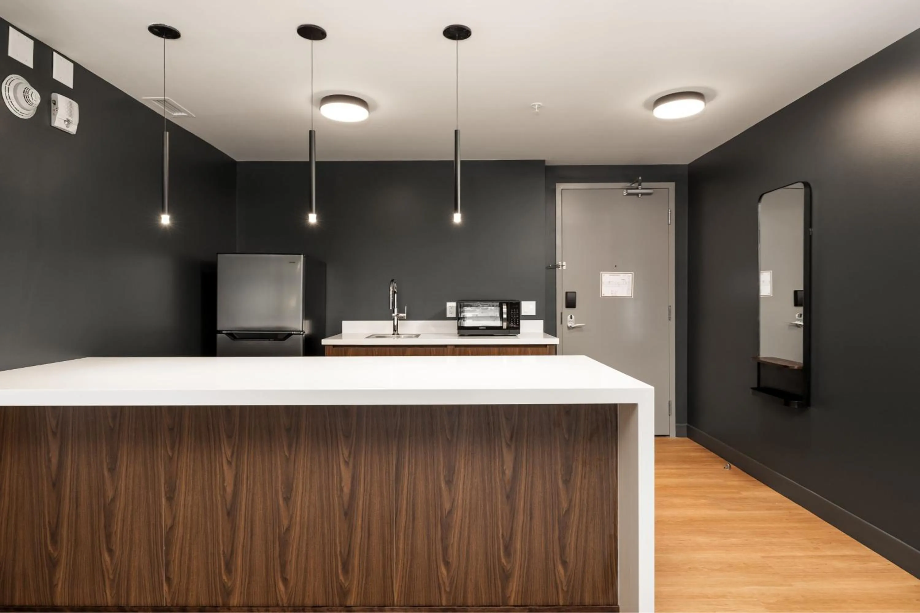 Photo of the whole room in Four Points by Sheraton Kelowna Airport