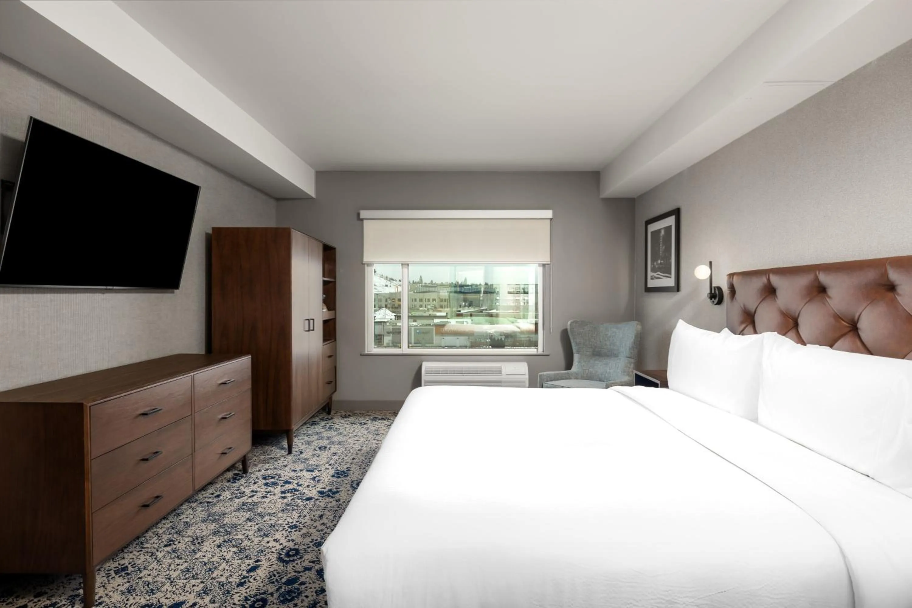 Photo of the whole room, Bed in Four Points by Sheraton Kelowna Airport