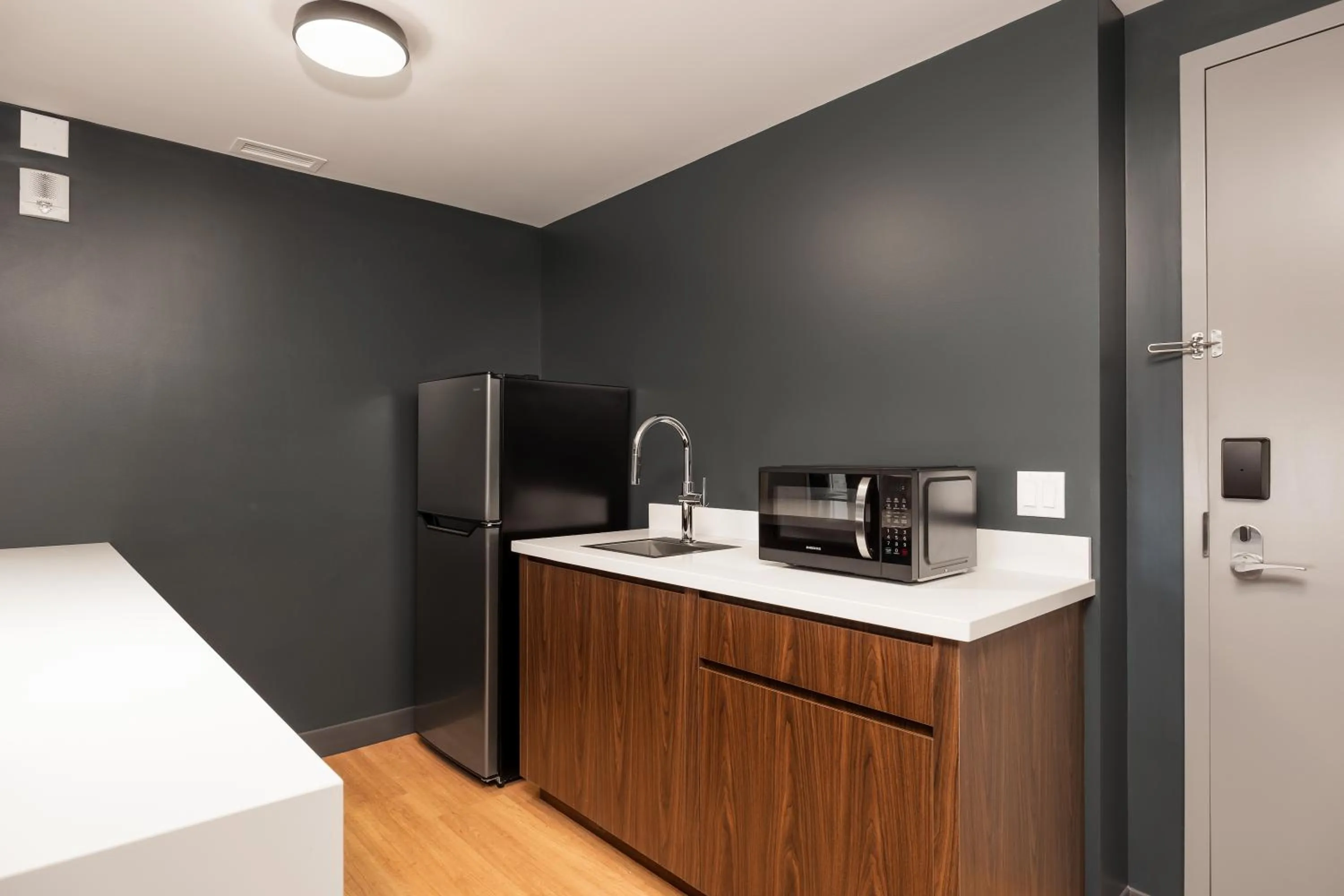 Kitchen or kitchenette in Four Points by Sheraton Kelowna Airport