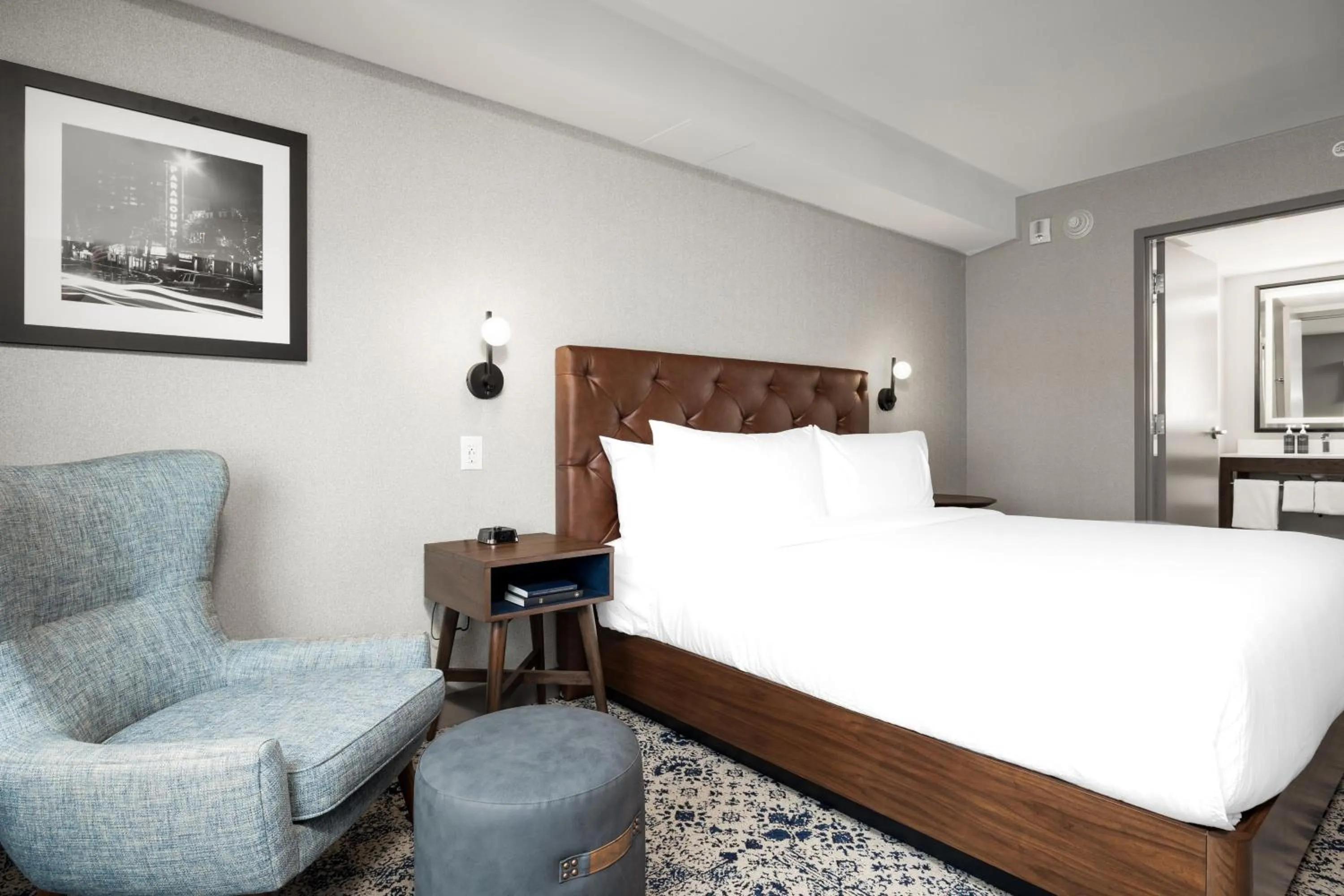 Photo of the whole room, Bed in Four Points by Sheraton Kelowna Airport