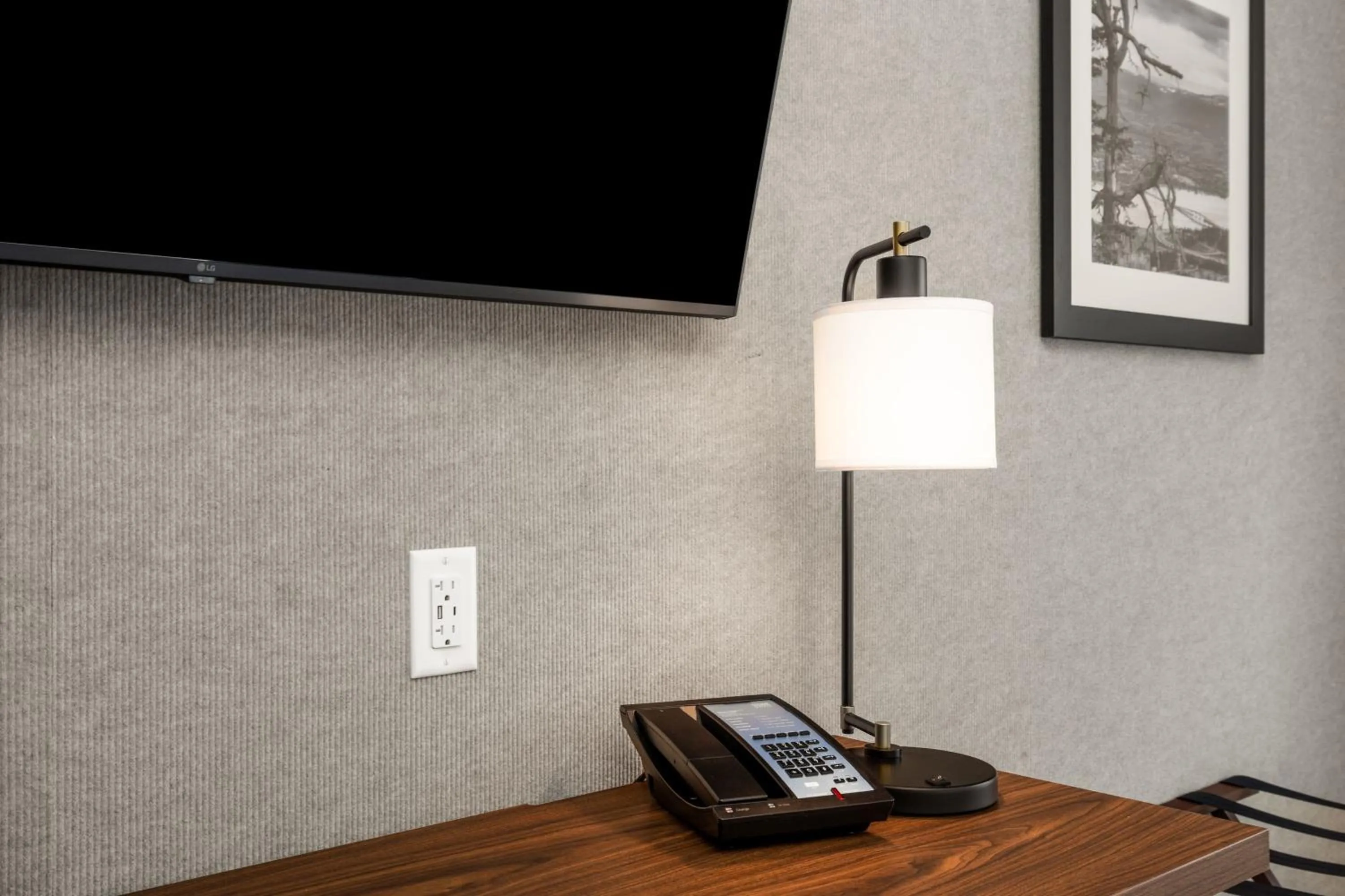 Photo of the whole room in Four Points by Sheraton Kelowna Airport