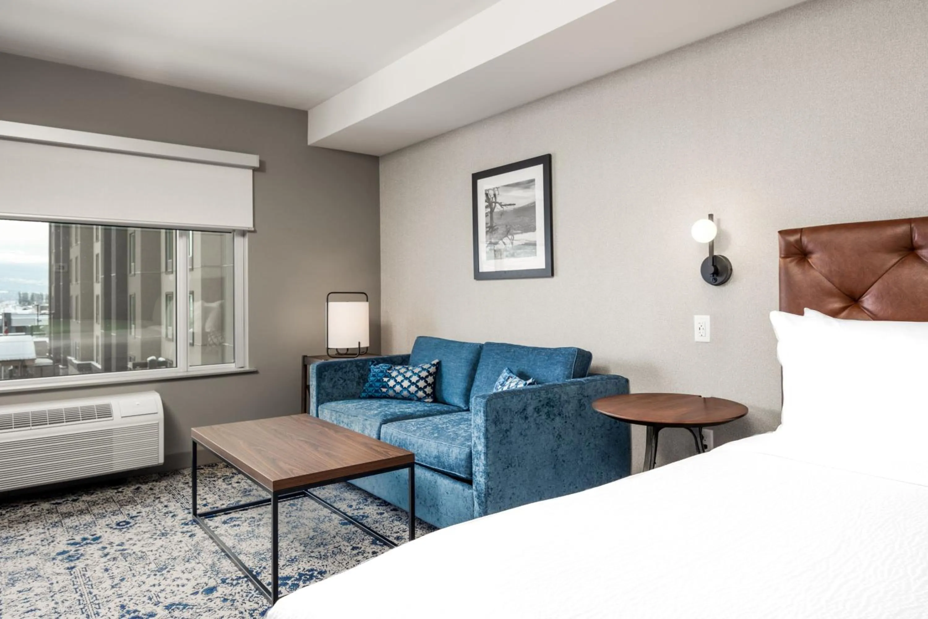 Photo of the whole room, Bed in Four Points by Sheraton Kelowna Airport