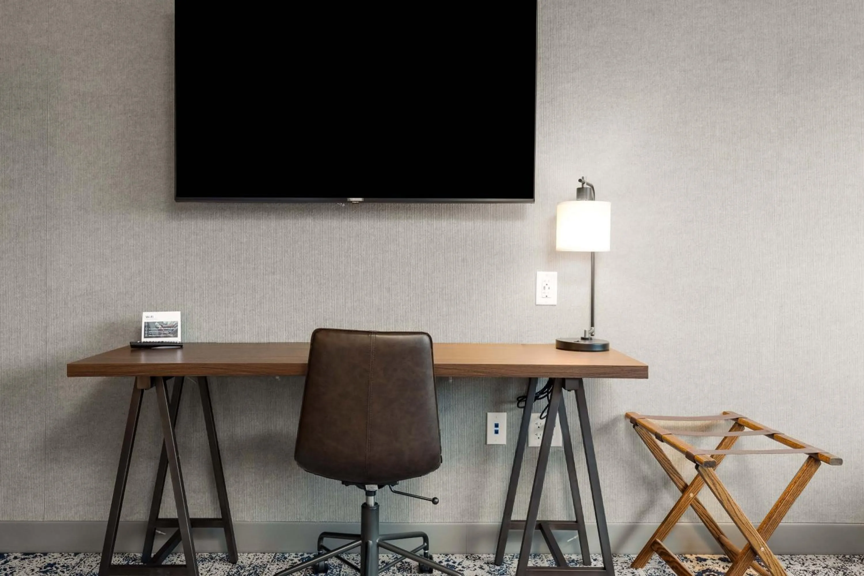 Photo of the whole room in Four Points by Sheraton Kelowna Airport