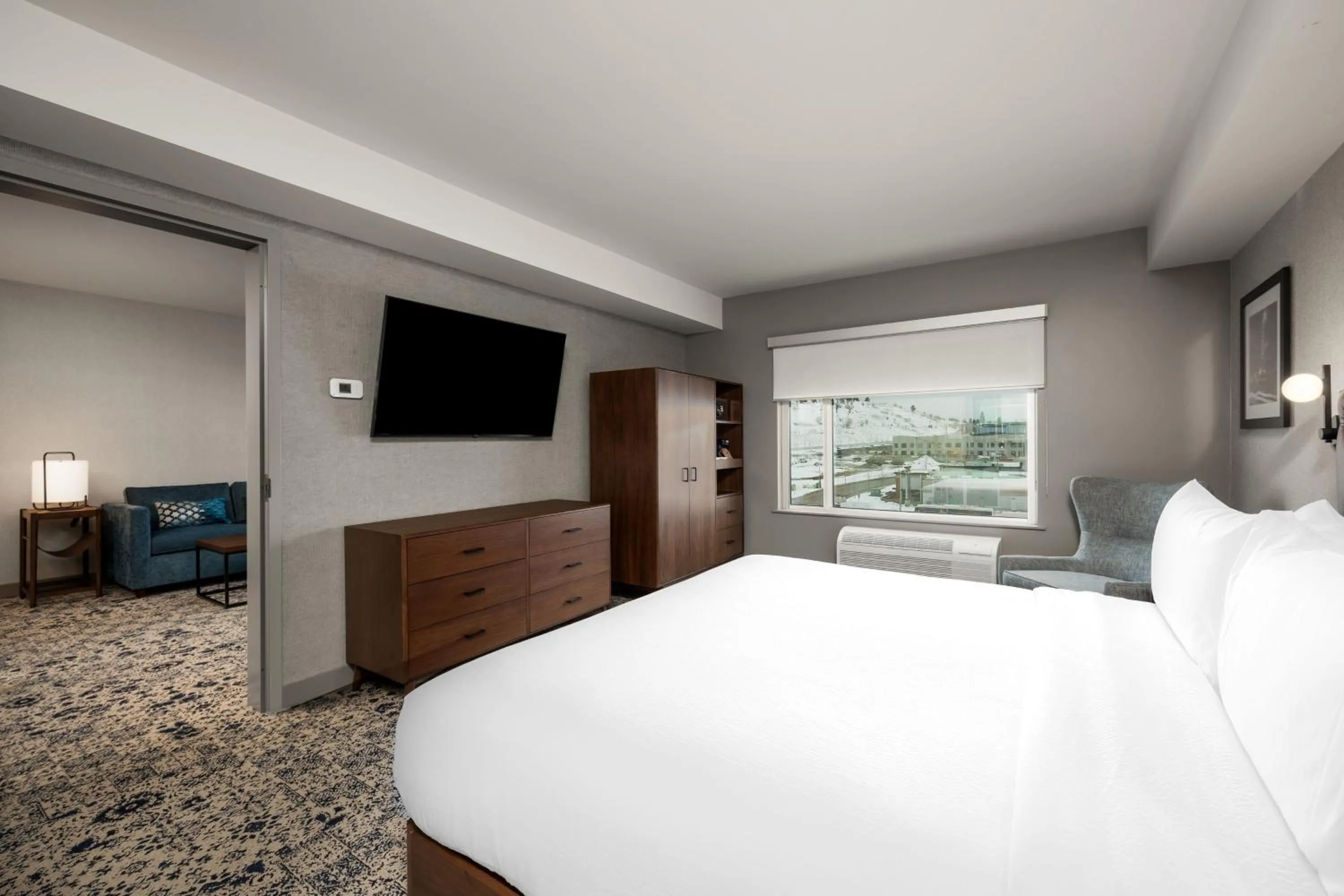 Photo of the whole room, Bed in Four Points by Sheraton Kelowna Airport