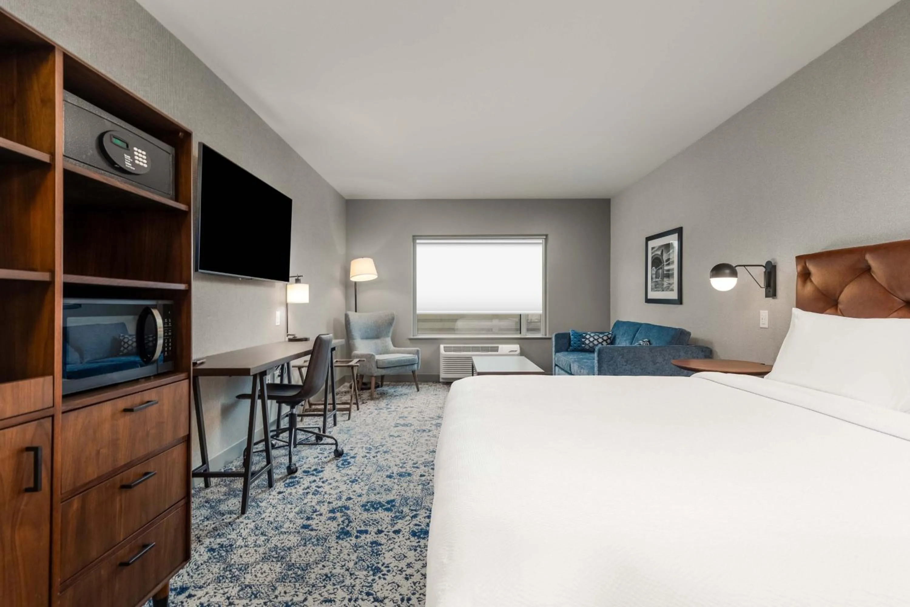 Photo of the whole room, Bed in Four Points by Sheraton Kelowna Airport