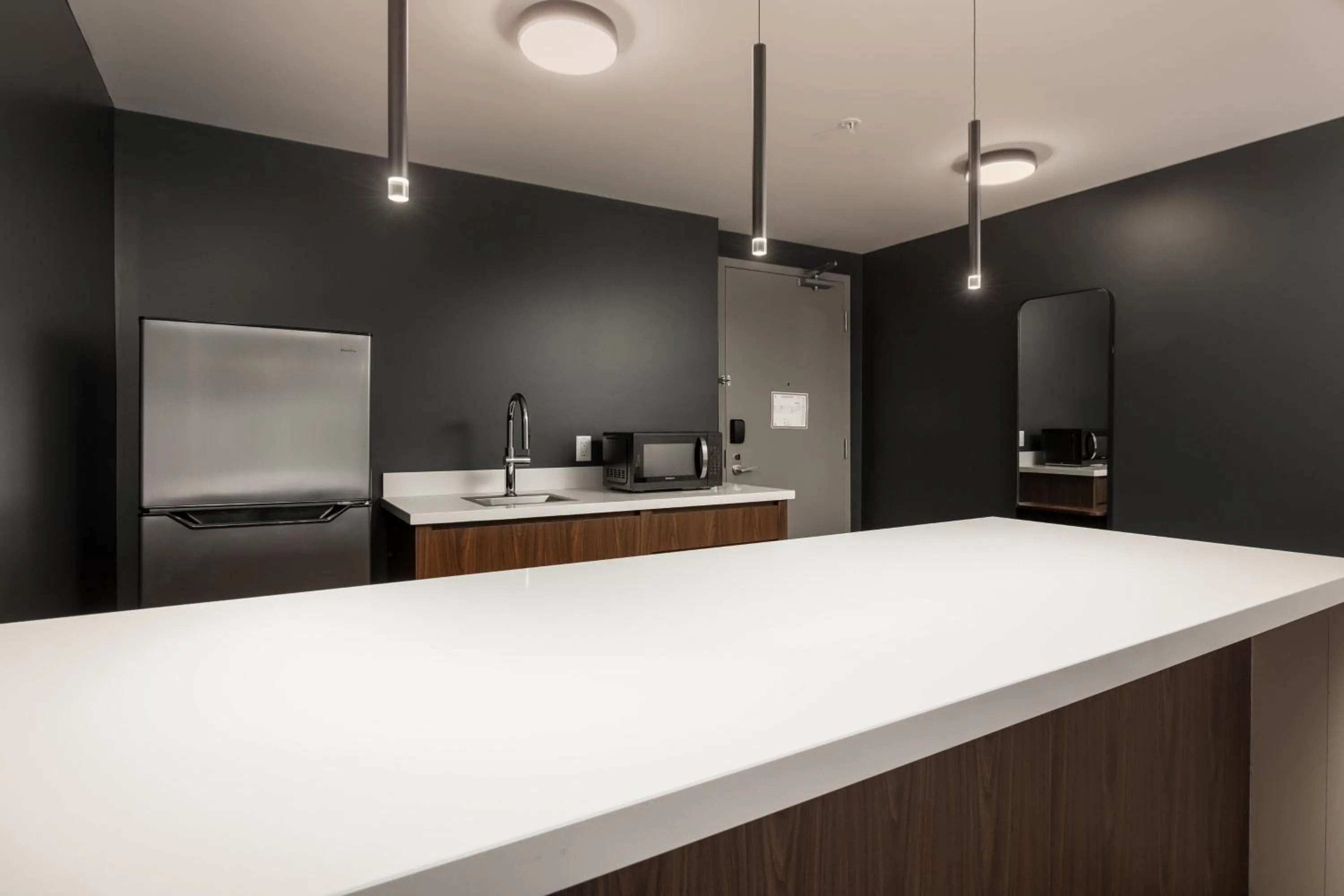 Photo of the whole room in Four Points by Sheraton Kelowna Airport