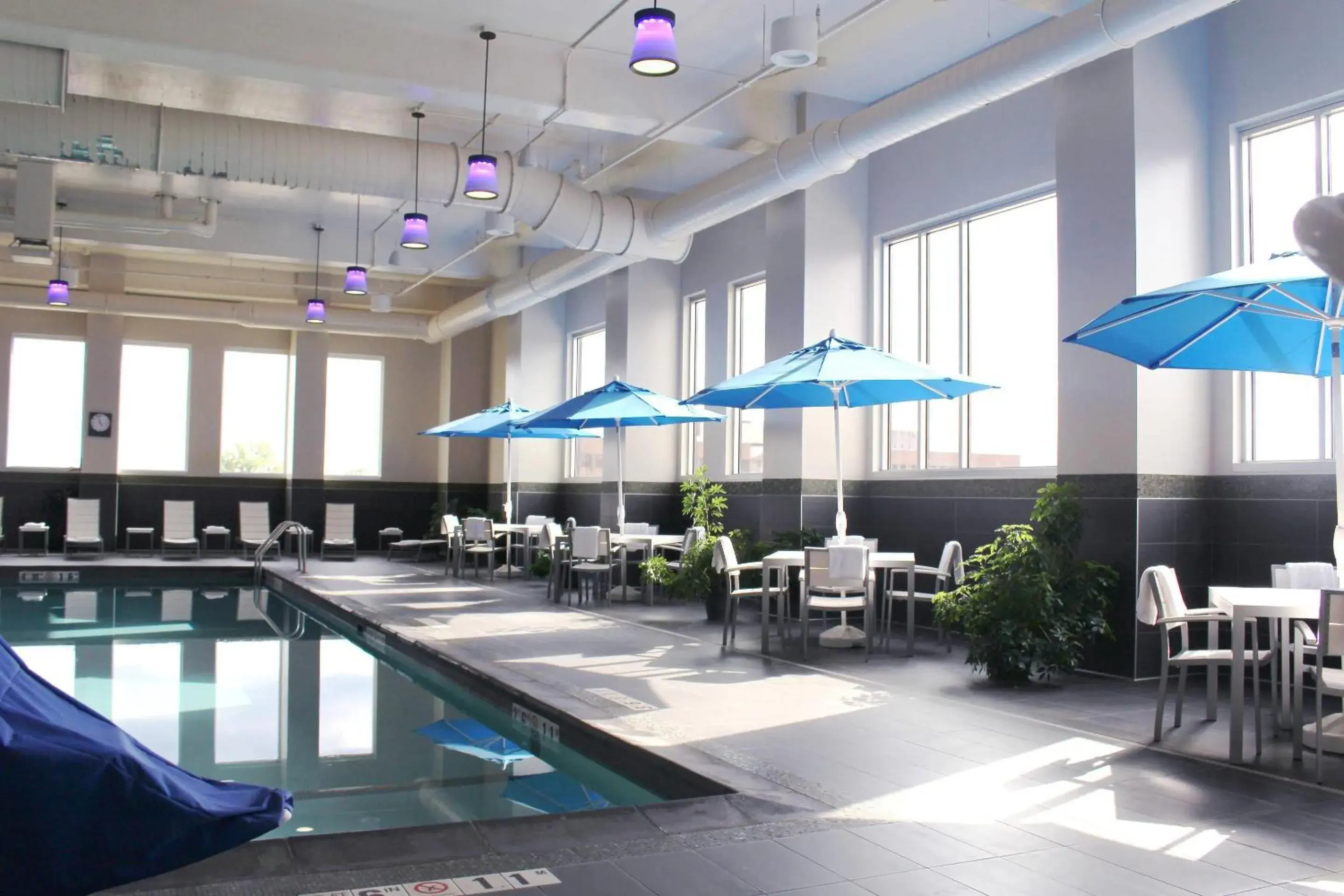 Swimming pool in Radisson Blu Mall of America Swimming pool in Radisson Blu Mall of America