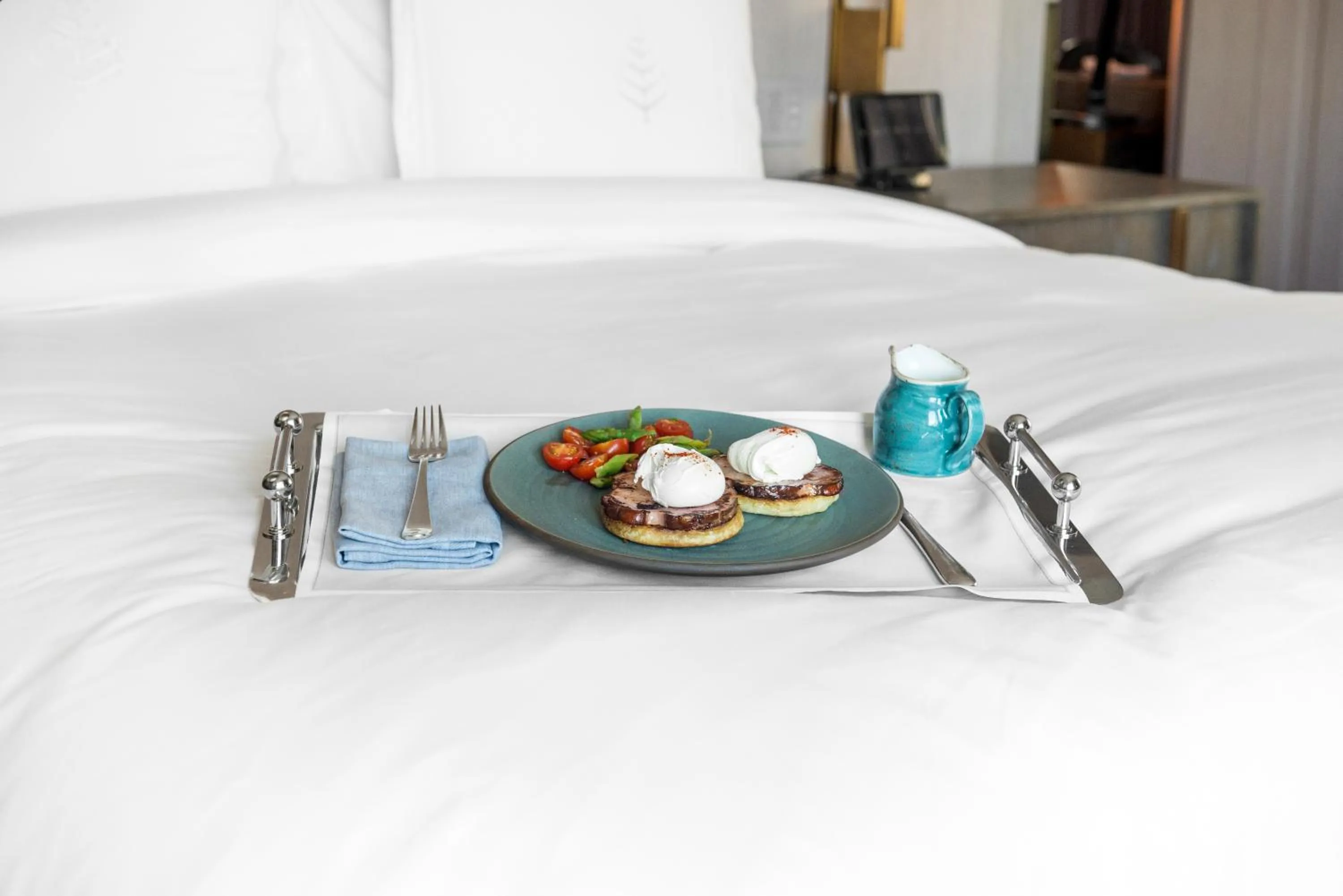 Continental breakfast, Bed in Four Seasons Hotel New York Downtown