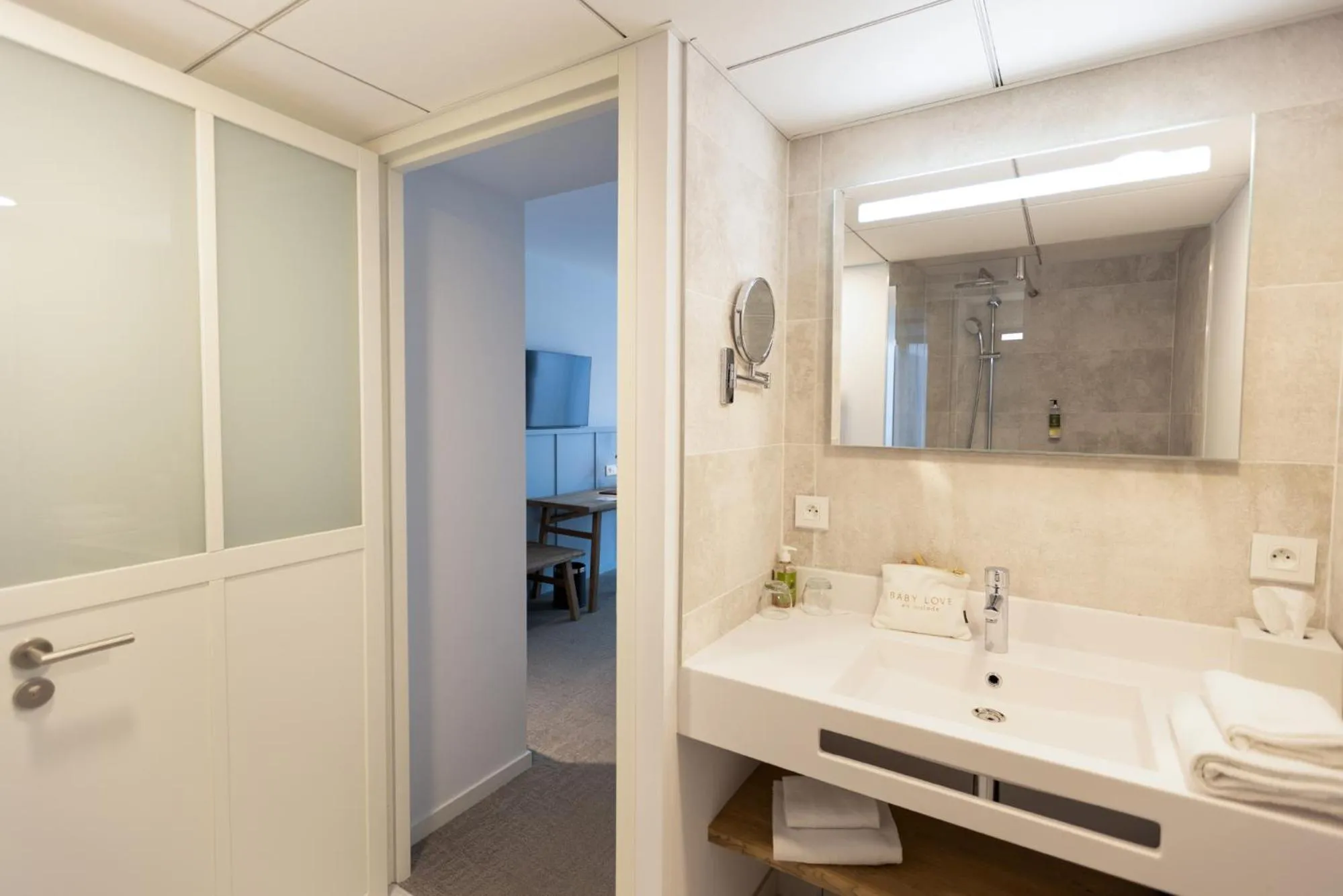 Bathroom in Eco-Domaine La Fontaine - HOTEL-SPA - 300 m Plage de la Fontaine aux Bretons