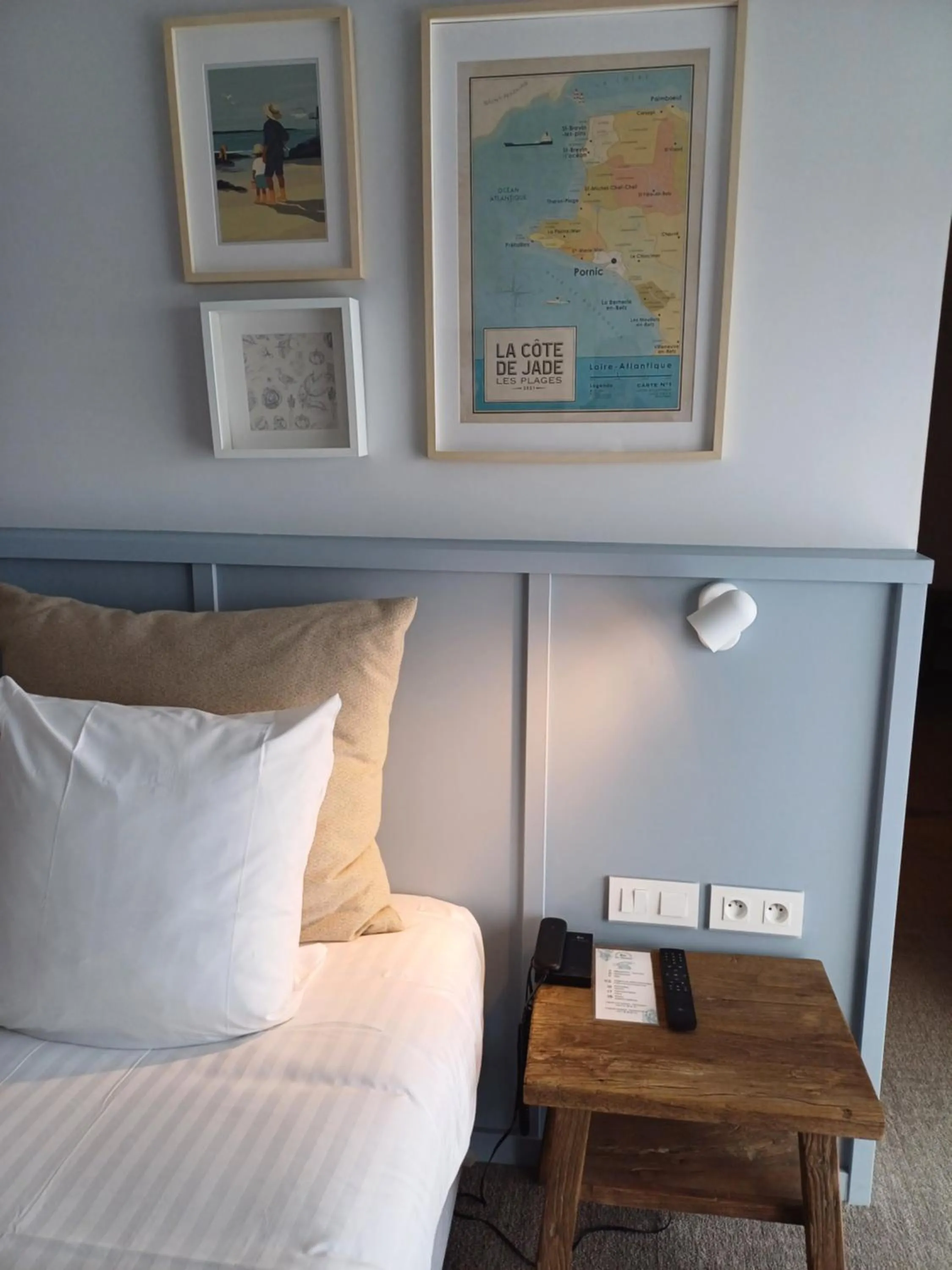Decorative detail, Bed in Eco-Domaine La Fontaine - HOTEL-SPA - 300 m Plage de la Fontaine aux Bretons