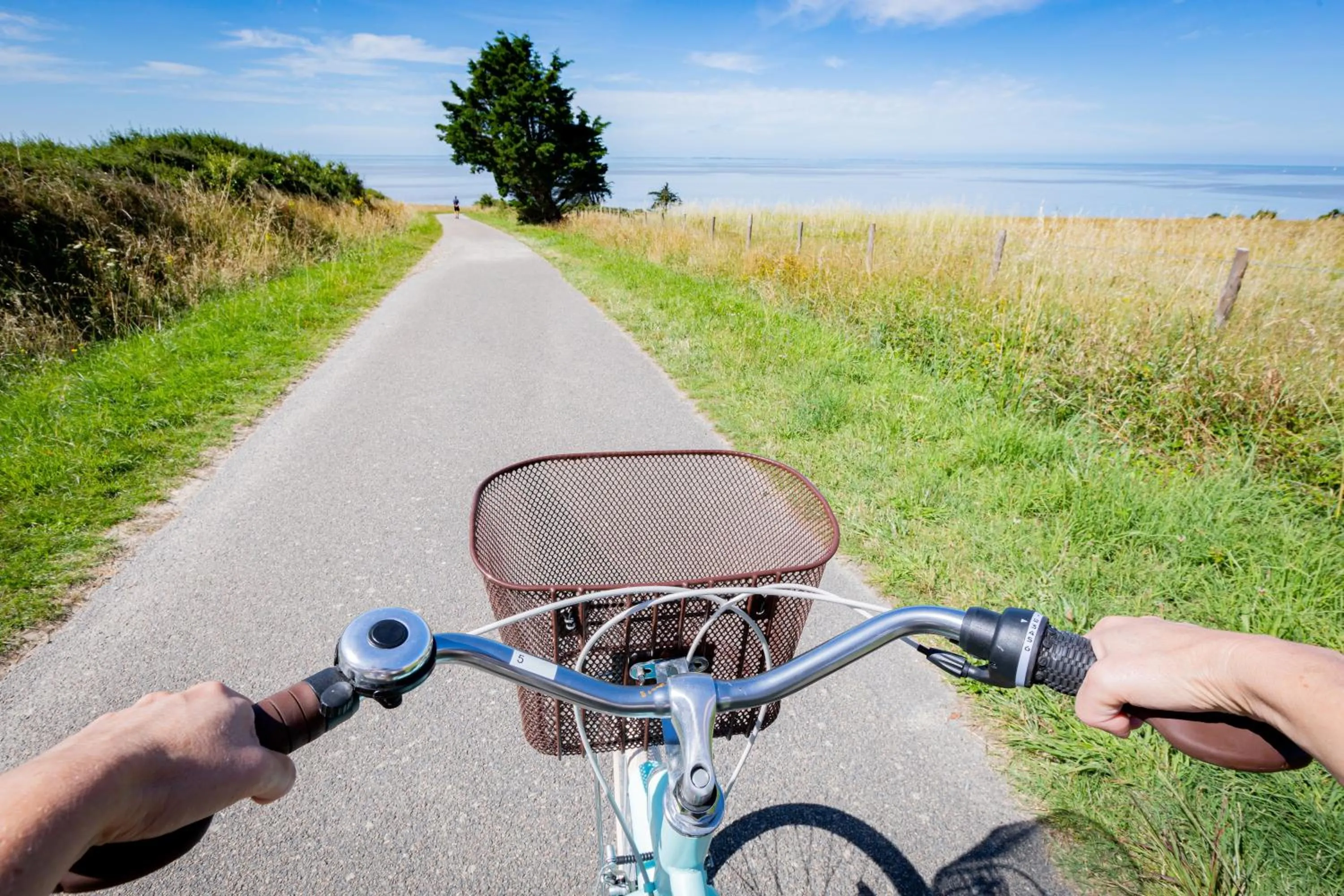 Cycling in Eco-Domaine La Fontaine - HOTEL-SPA - 300 m Plage de la Fontaine aux Bretons