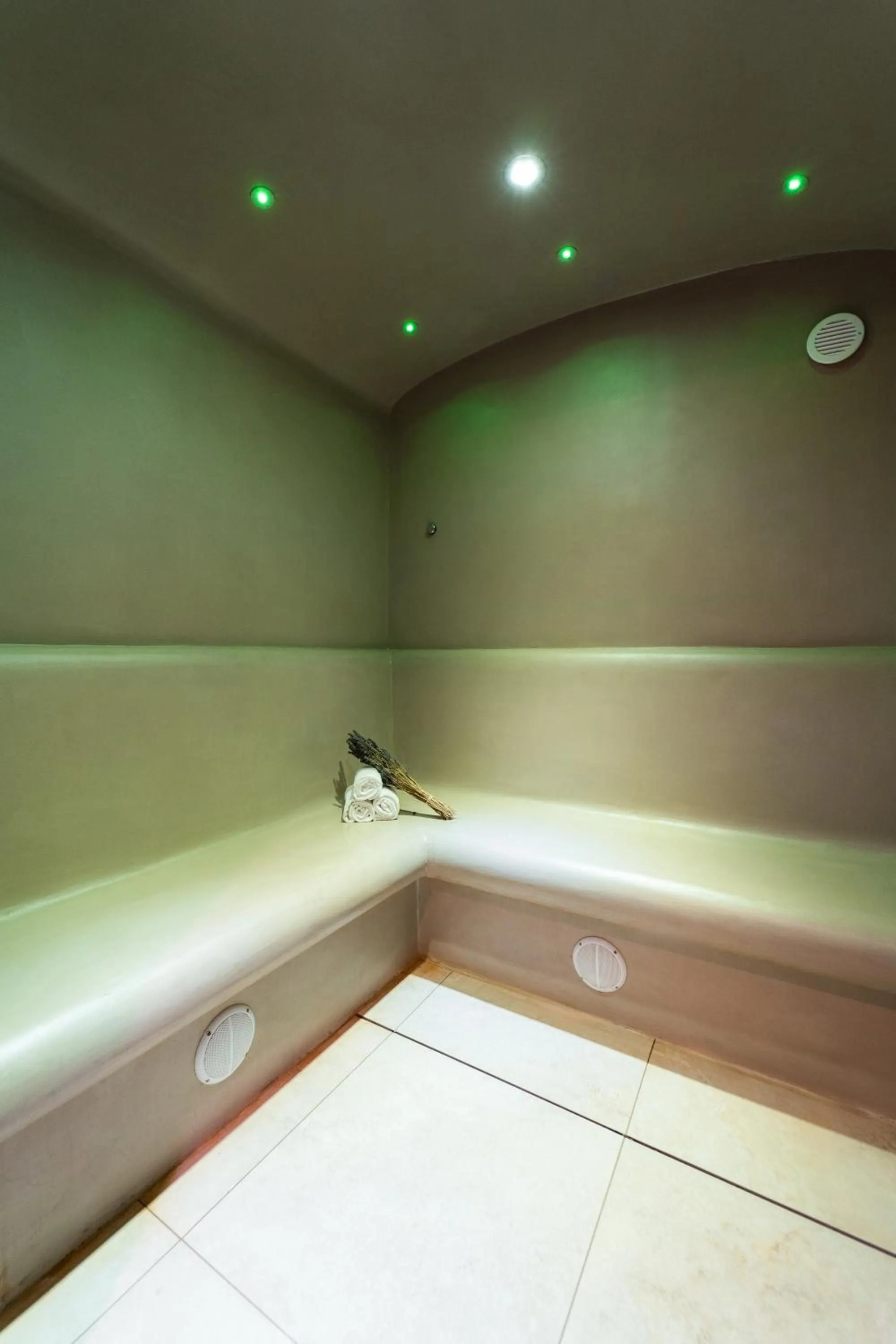 Steam room in Eco-Domaine La Fontaine - HOTEL-SPA - 300 m Plage de la Fontaine aux Bretons
