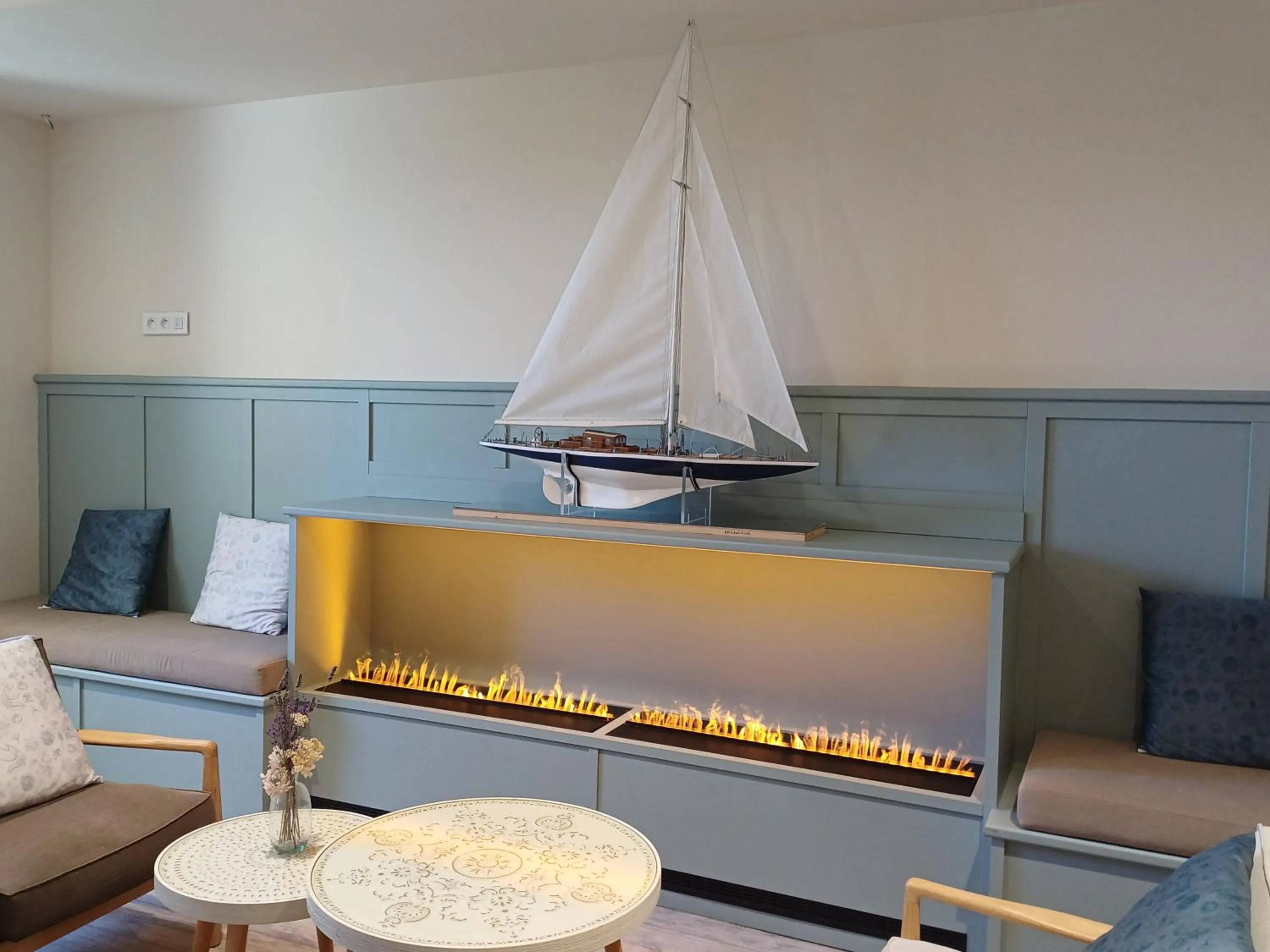 Communal lounge/ TV room in Eco-Domaine La Fontaine - HOTEL-SPA - 300 m Plage de la Fontaine aux Bretons
