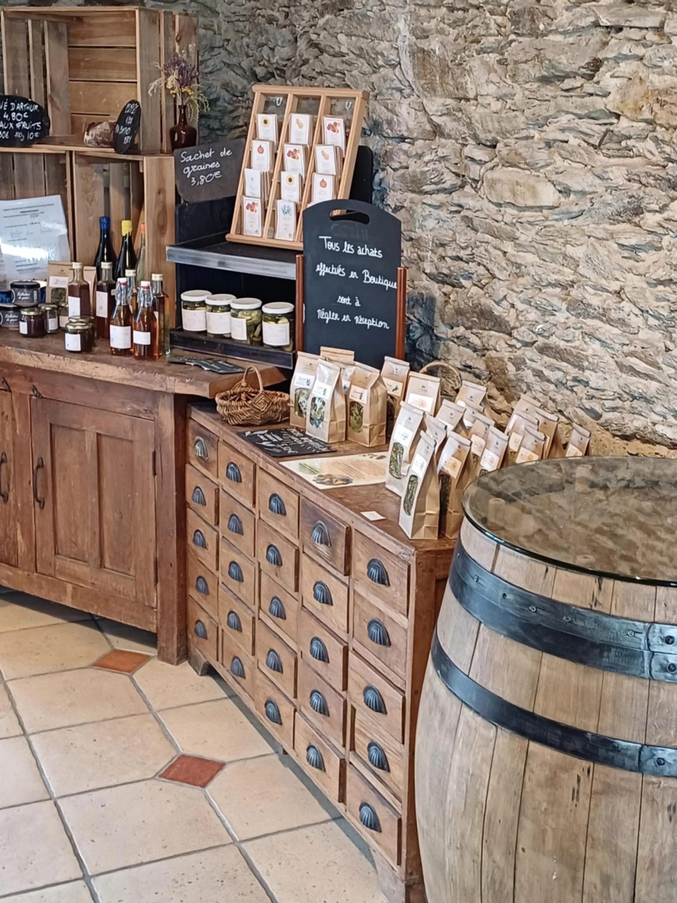 On-site shops in Eco-Domaine La Fontaine - HOTEL-SPA - 300 m Plage de la Fontaine aux Bretons