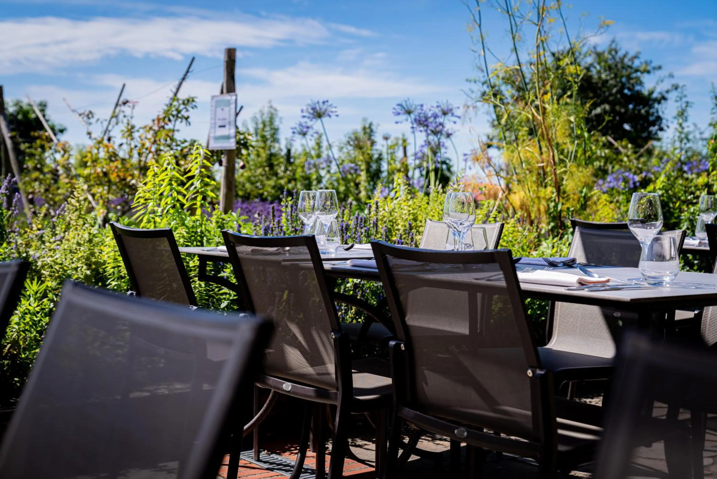 Patio in Eco-Domaine La Fontaine - HOTEL-SPA - 300 m Plage de la Fontaine aux Bretons