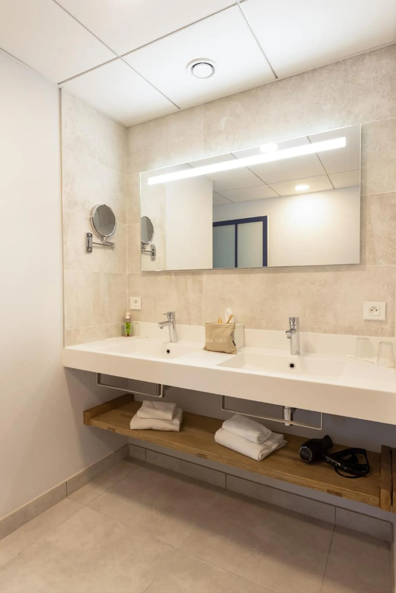 Bathroom in Eco-Domaine La Fontaine - HOTEL-SPA - 300 m Plage de la Fontaine aux Bretons