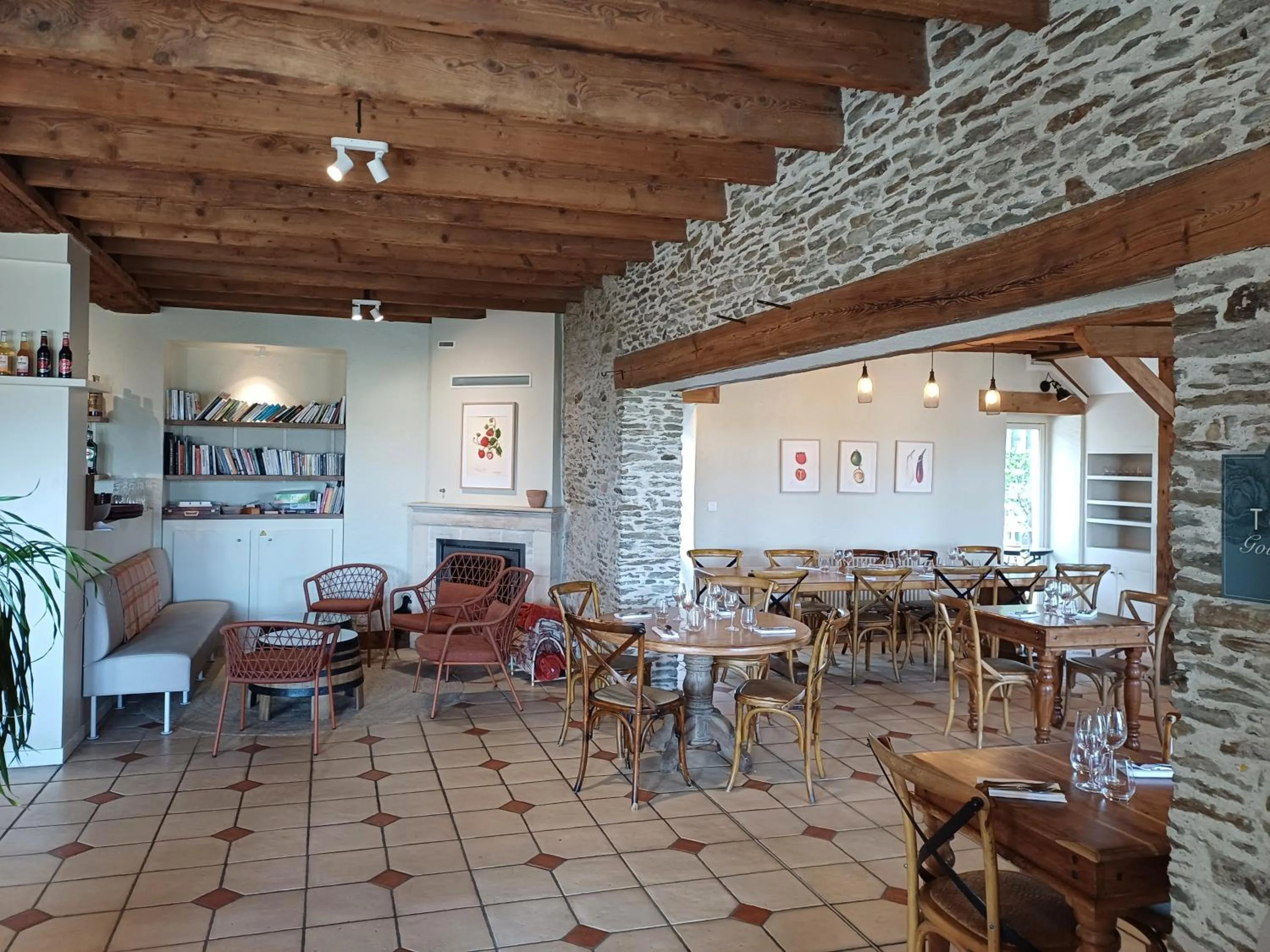 Restaurant/places to eat in Eco-Domaine La Fontaine - HOTEL-SPA - 300 m Plage de la Fontaine aux Bretons