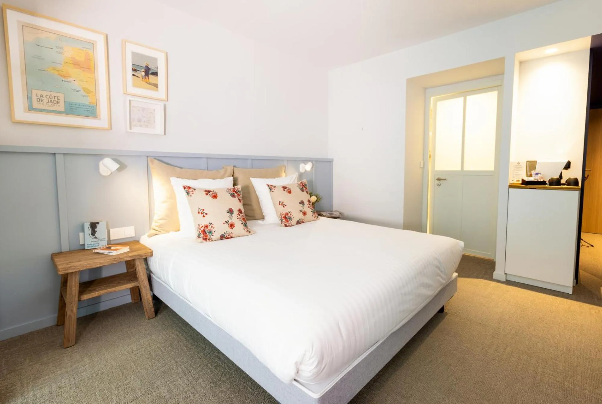 Bedroom, Bed in Eco-Domaine La Fontaine - HOTEL-SPA - 300 m Plage de la Fontaine aux Bretons