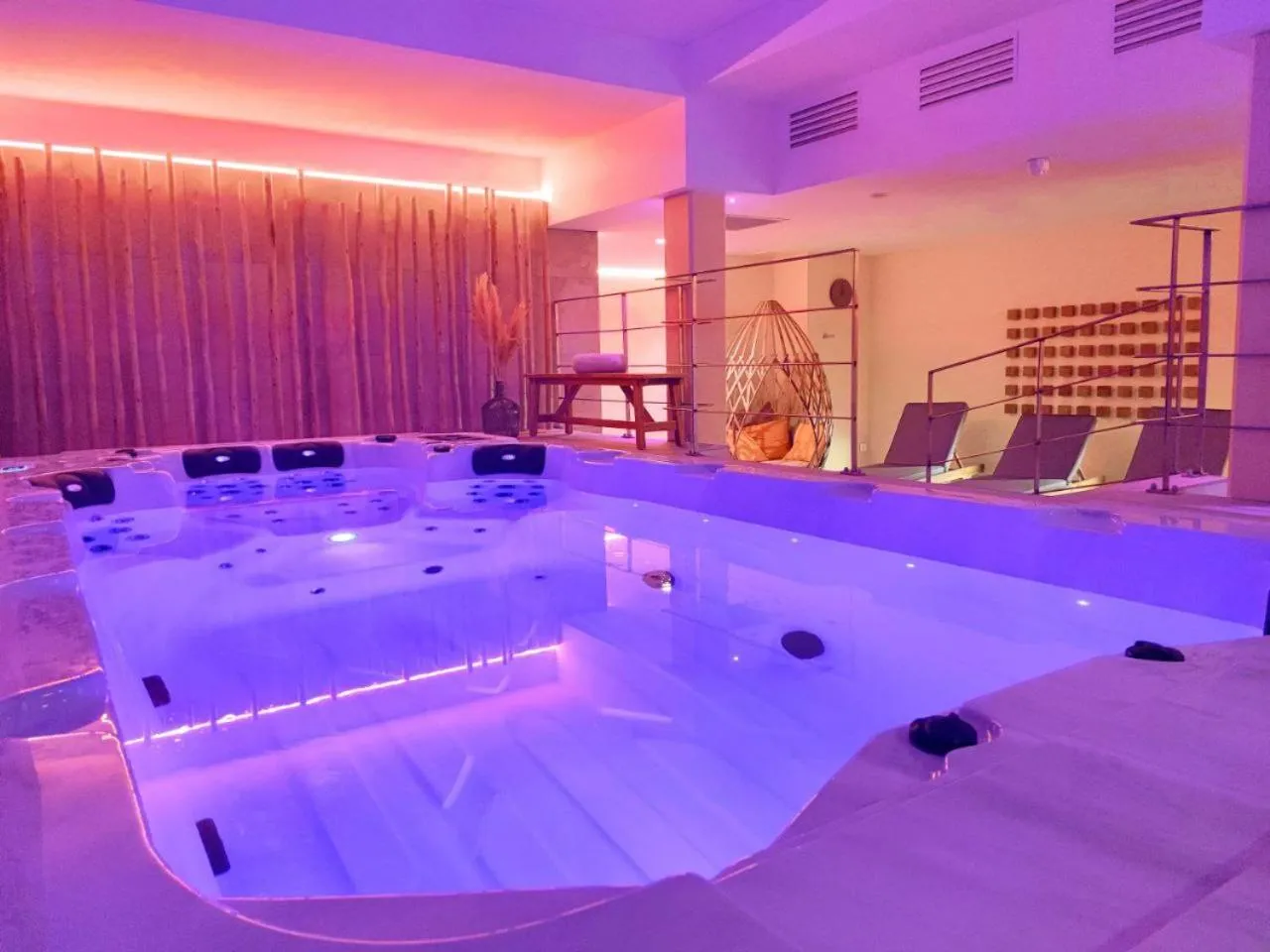 Spa and wellness centre/facilities in Eco-Domaine La Fontaine - HOTEL-SPA - 300 m Plage de la Fontaine aux Bretons