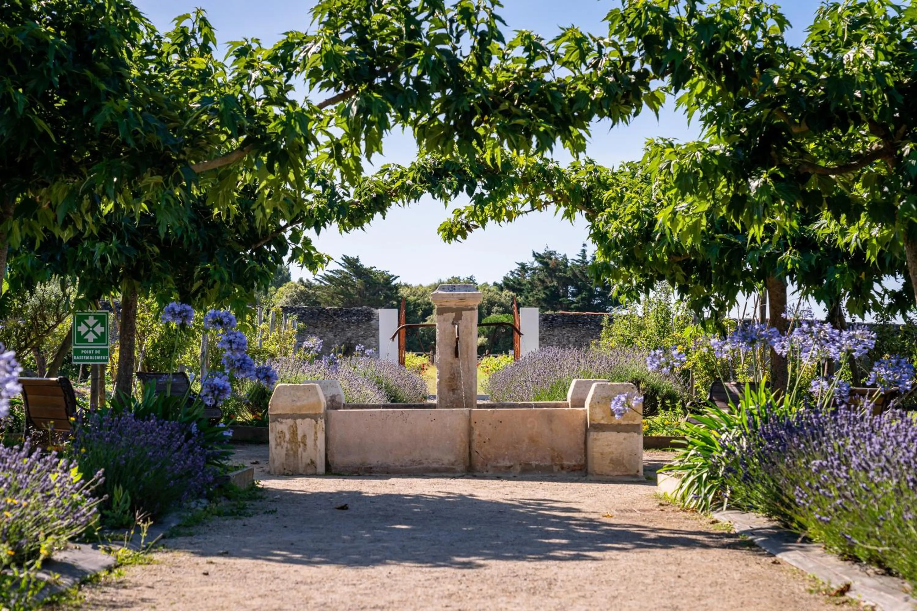 Garden in Eco-Domaine La Fontaine - HOTEL-SPA - 300 m Plage de la Fontaine aux Bretons