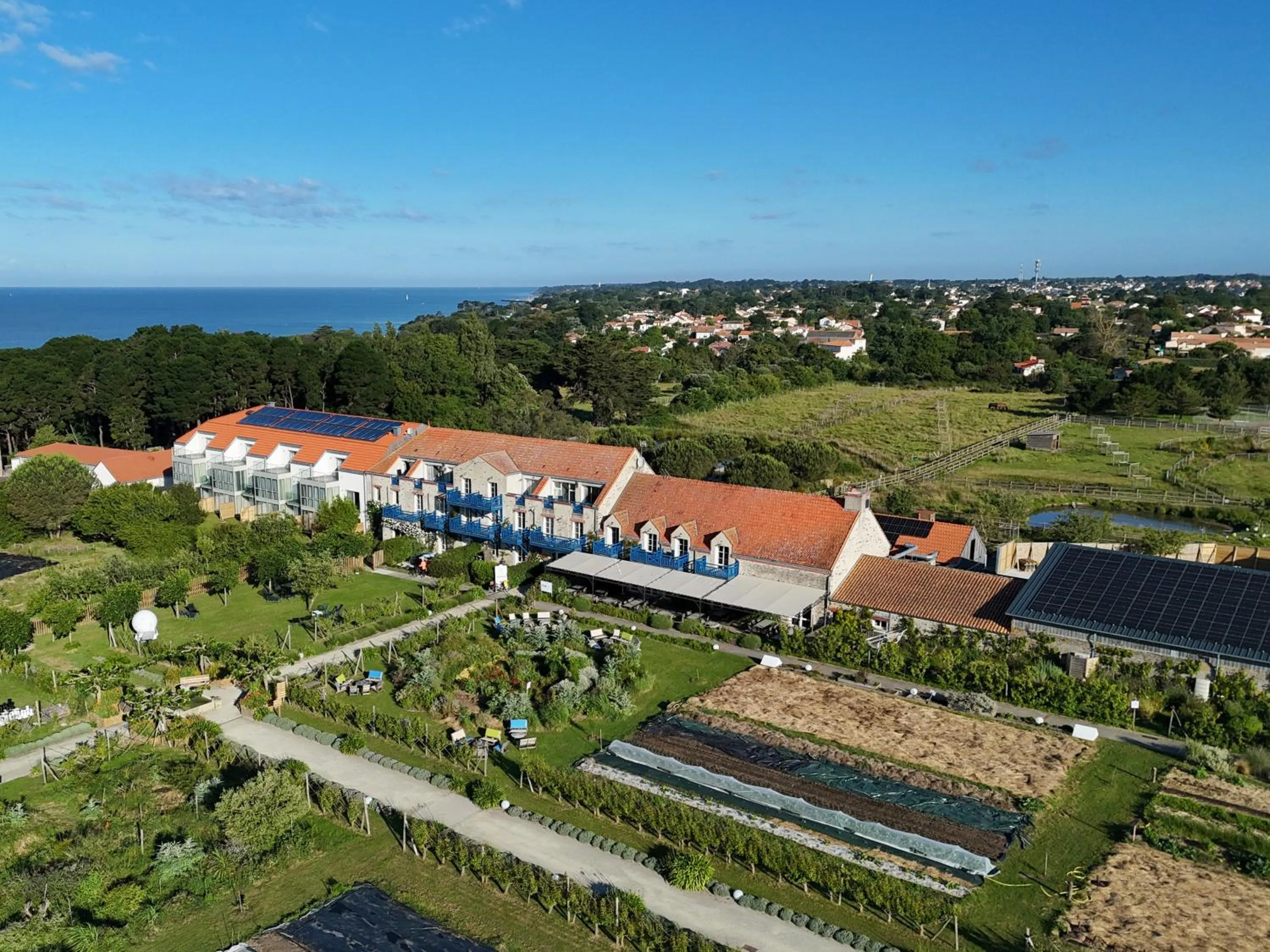 Property building in Eco-Domaine La Fontaine - HOTEL-SPA - 300 m Plage de la Fontaine aux Bretons
