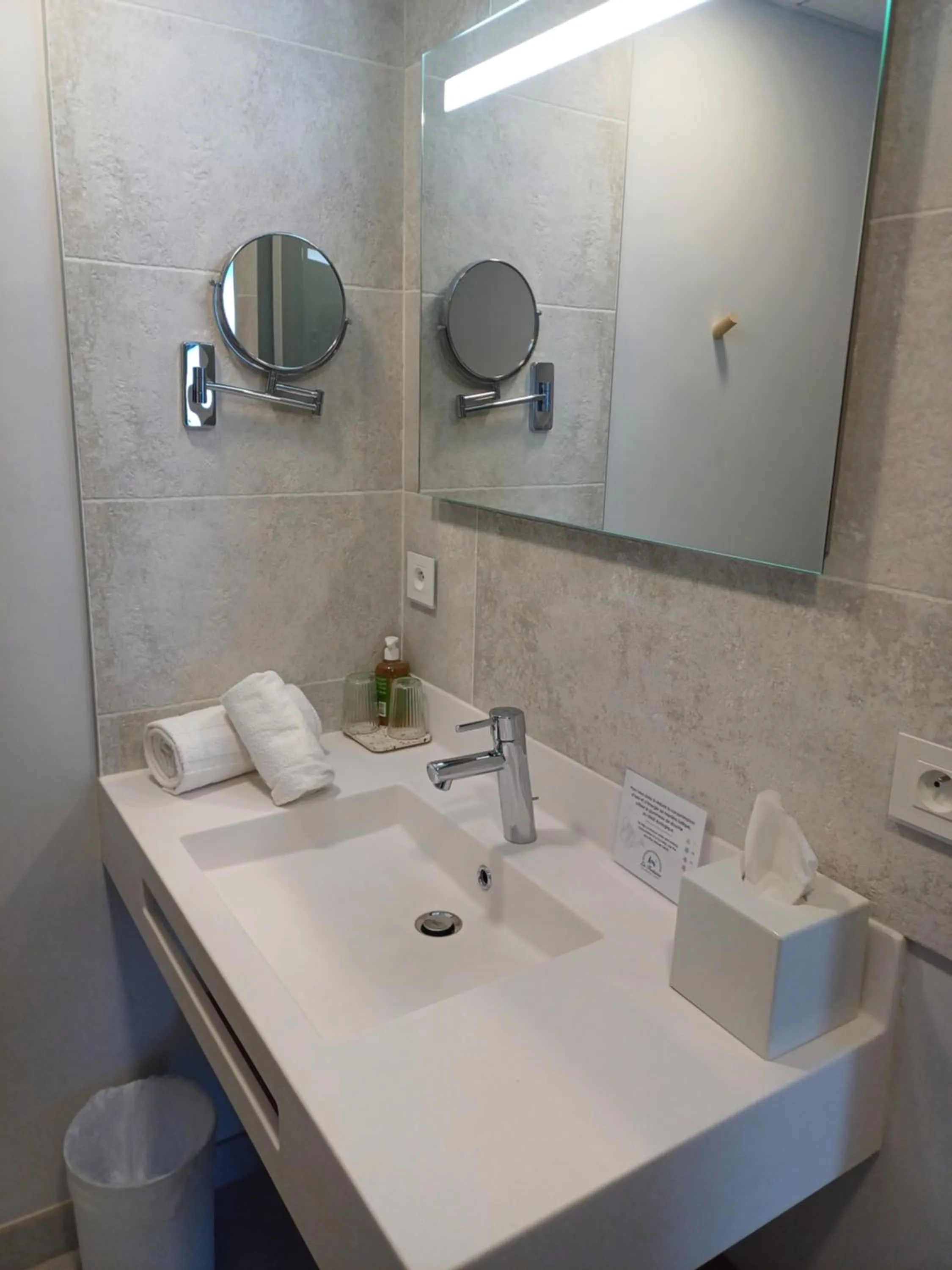 Bathroom in Eco-Domaine La Fontaine - HOTEL-SPA - 300 m Plage de la Fontaine aux Bretons