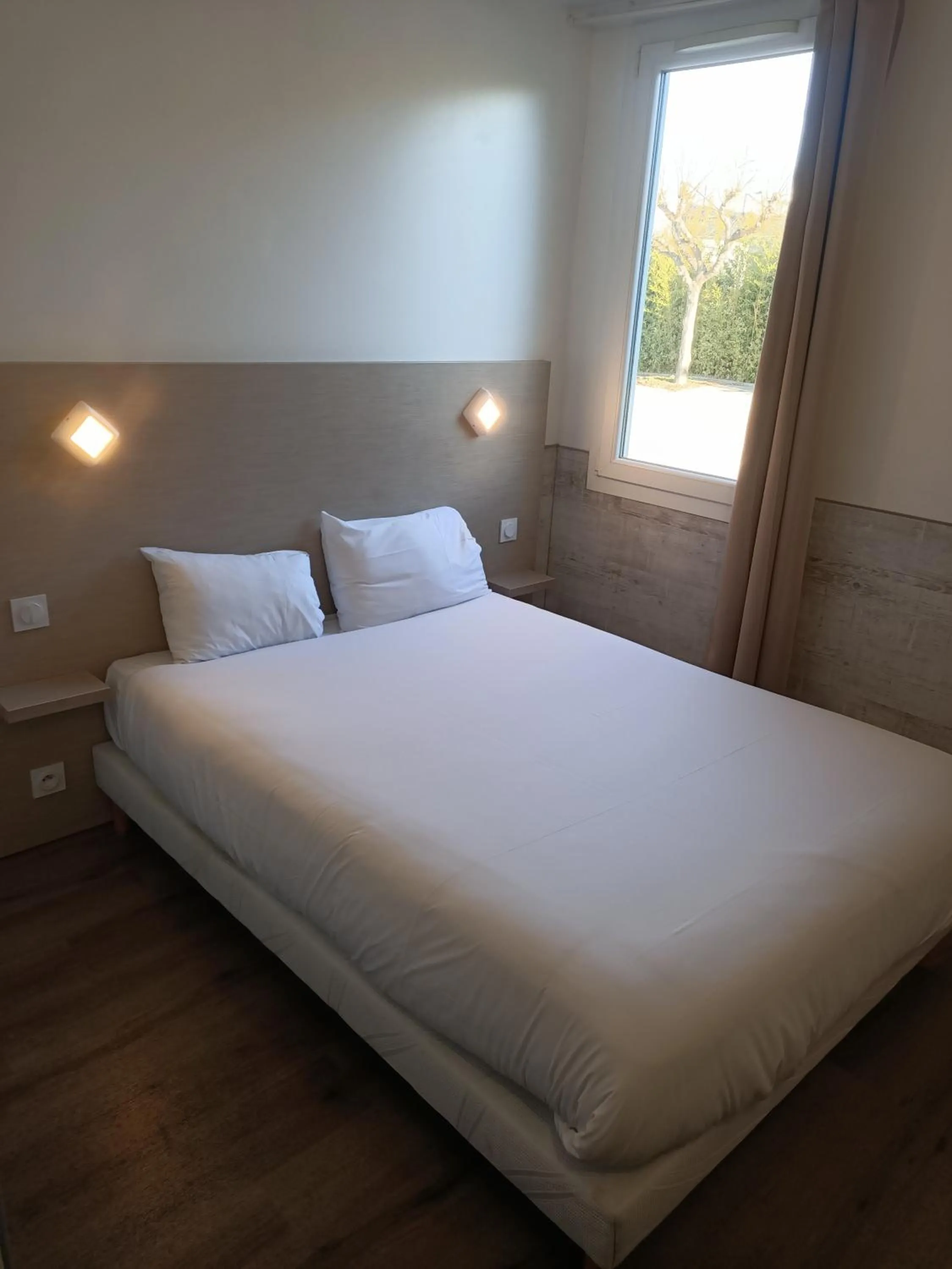 Restaurant/places to eat, Bed in Logis Hôtel Acotel