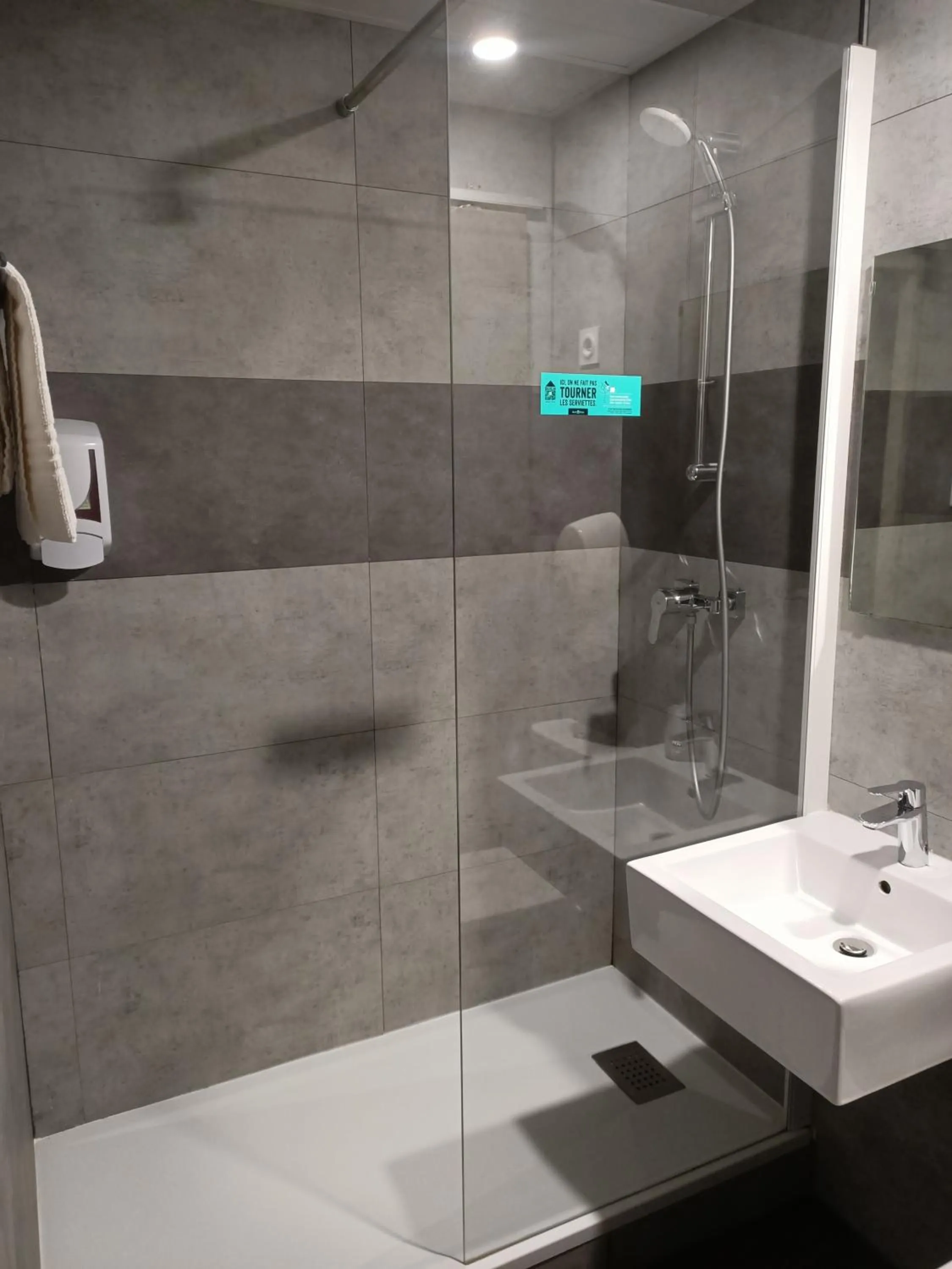 Shower in Logis Hôtel Acotel