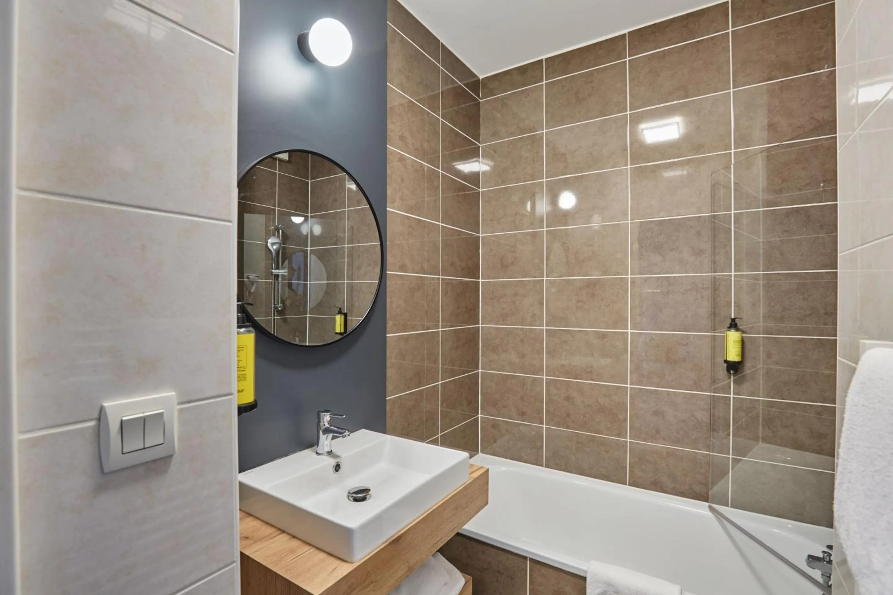 Bathroom in Appart'hôtel Odalys City - Bioparc Lyon Est