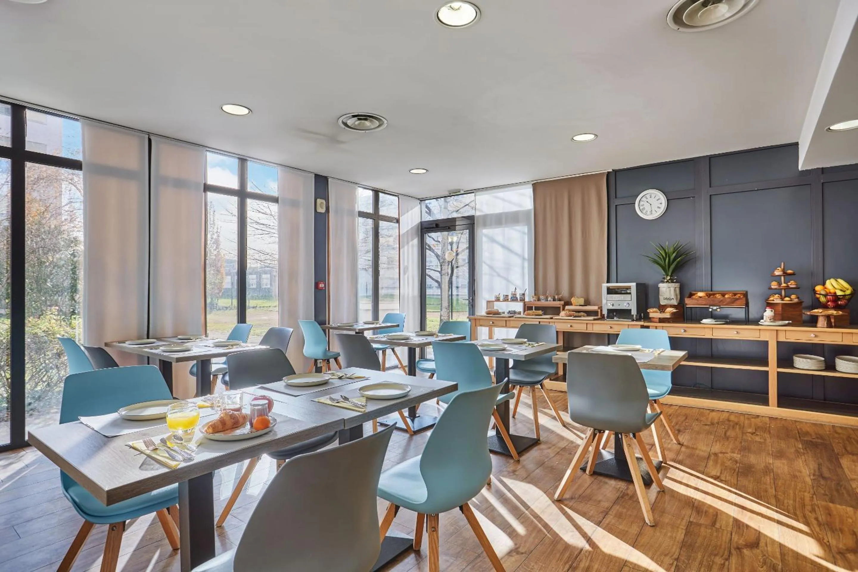 Breakfast in Appart'hôtel Odalys City - Bioparc Lyon Est