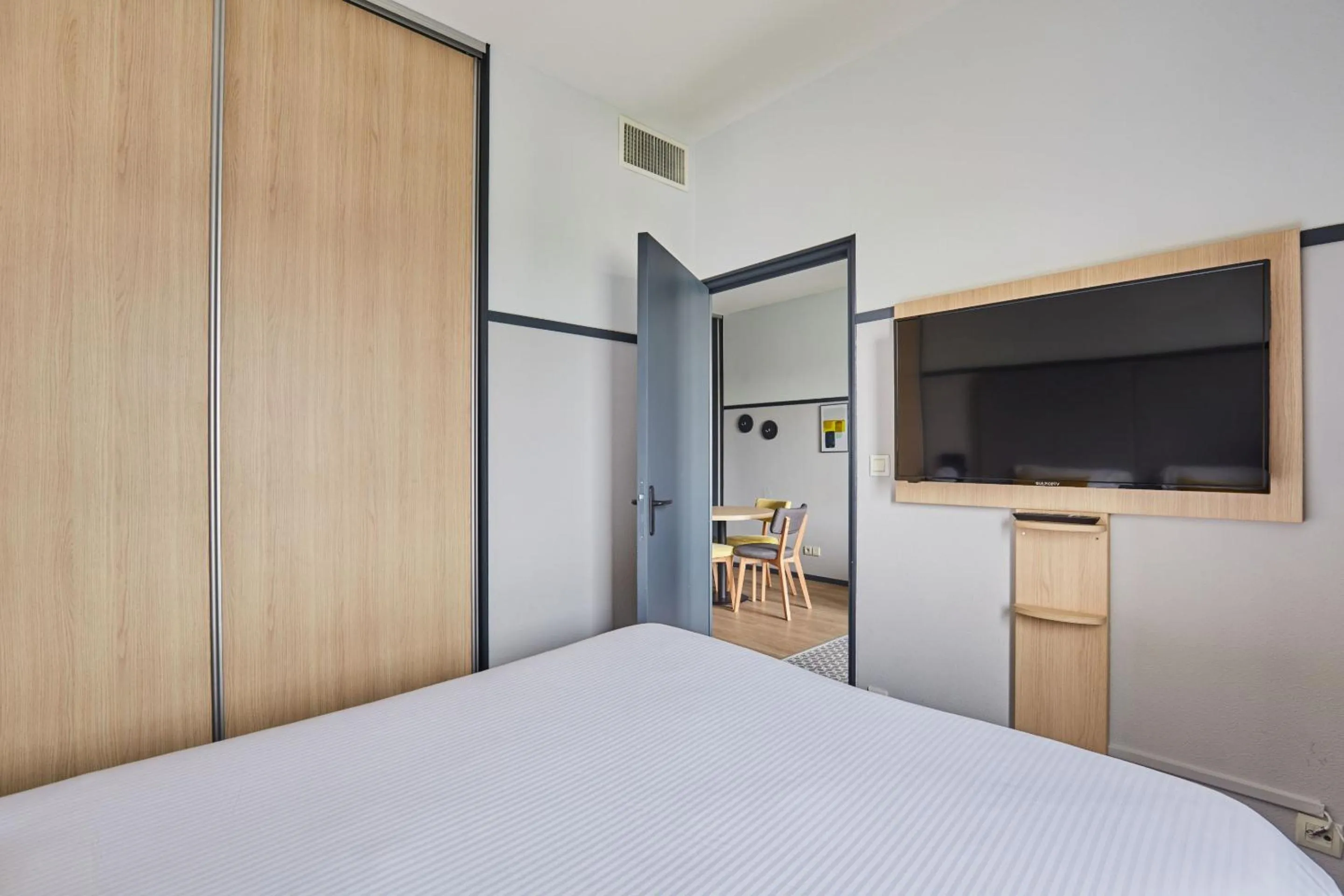 Bed in Appart'hôtel Odalys City - Bioparc Lyon Est