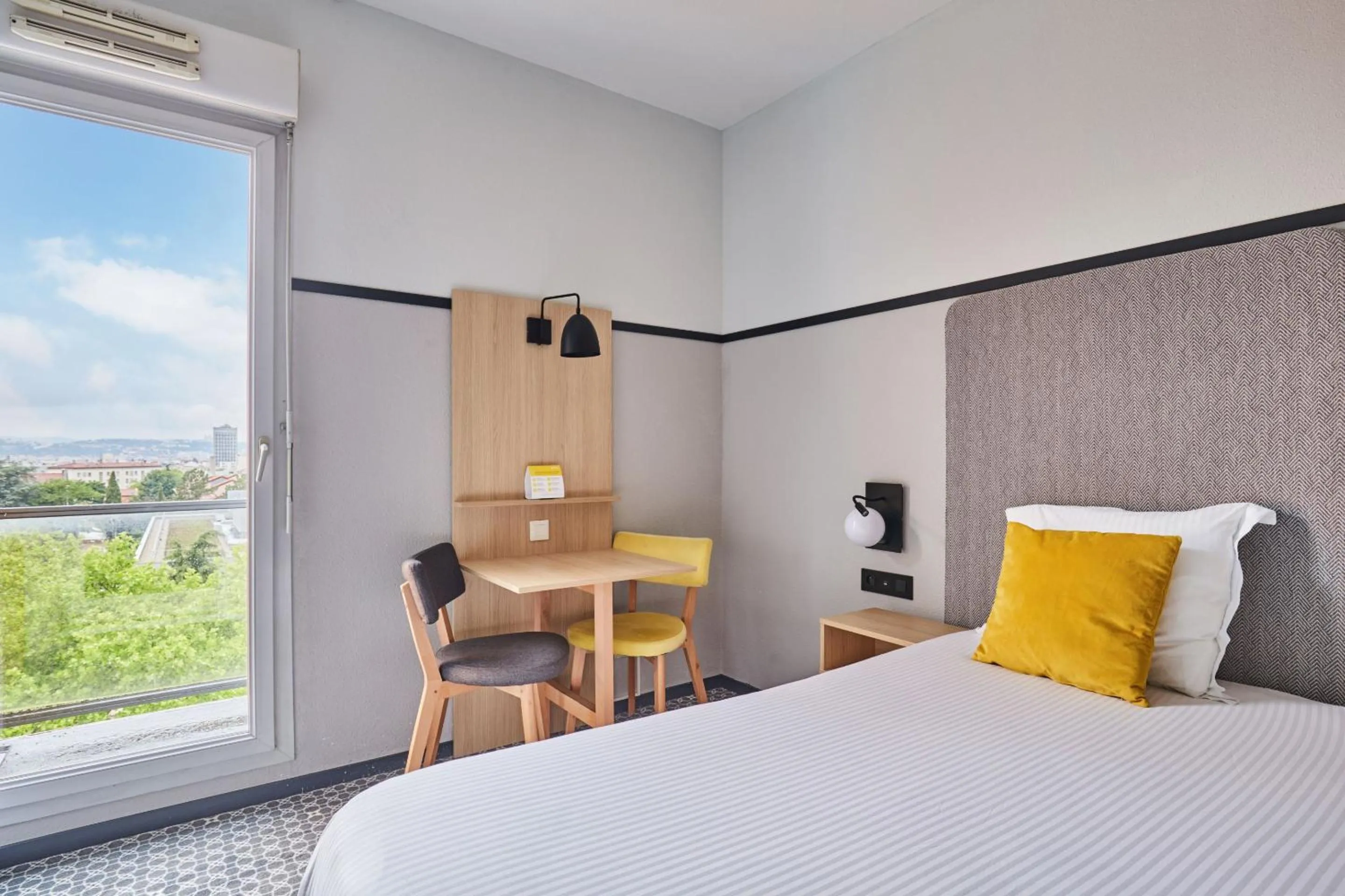 Bed in Appart'hôtel Odalys City - Bioparc Lyon Est