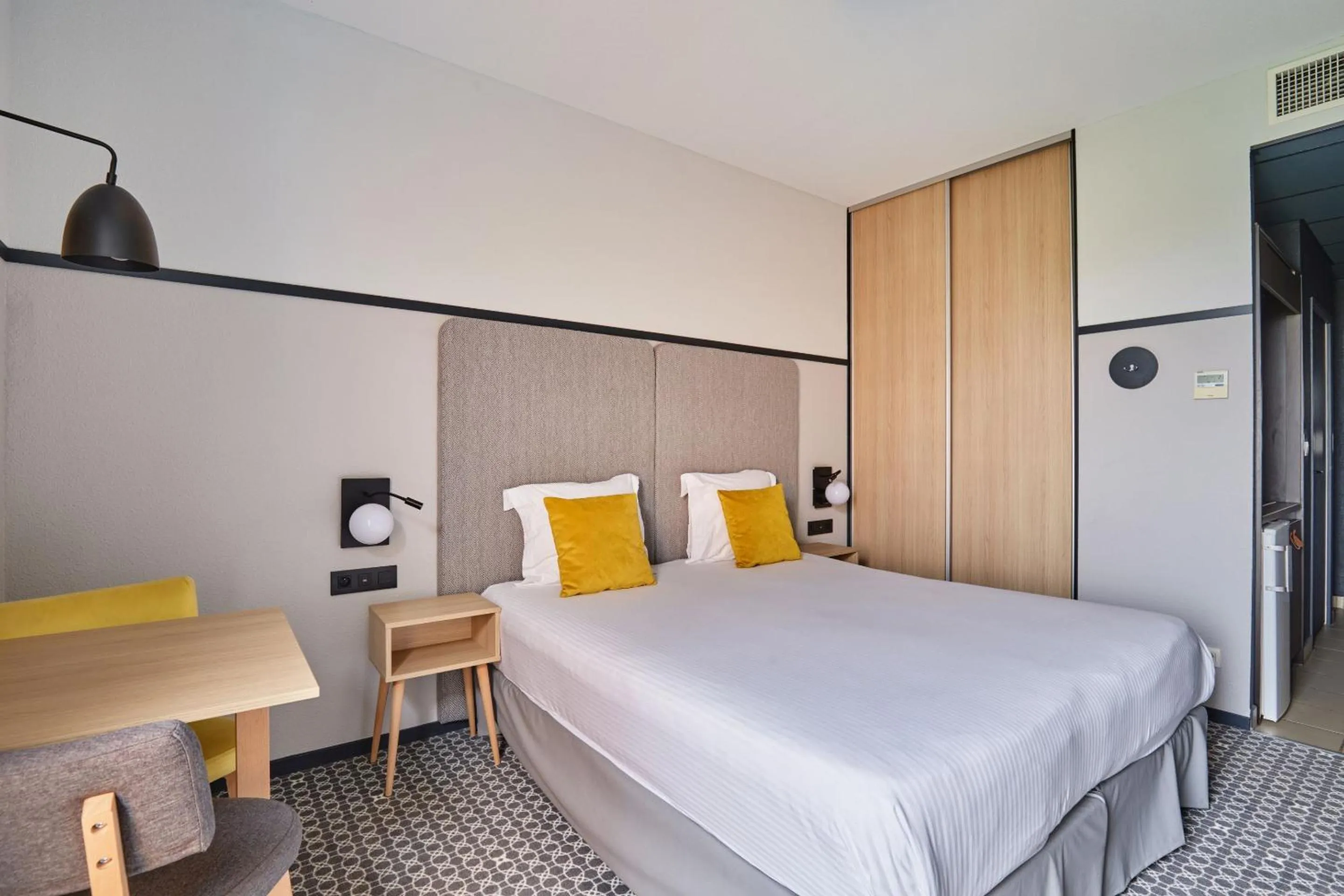 Bed in Appart'hôtel Odalys City - Bioparc Lyon Est