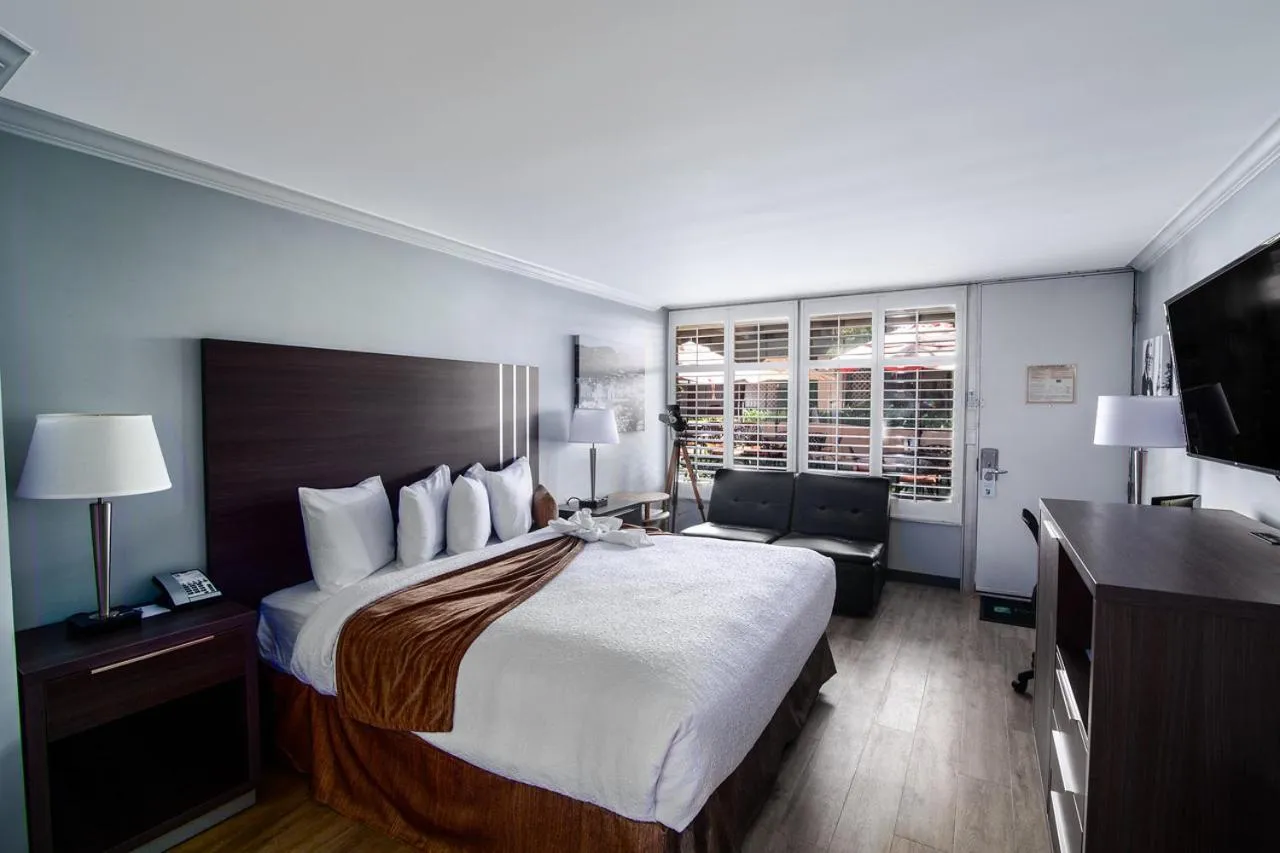 TV and multimedia, Bed in Palm Garden Hotel