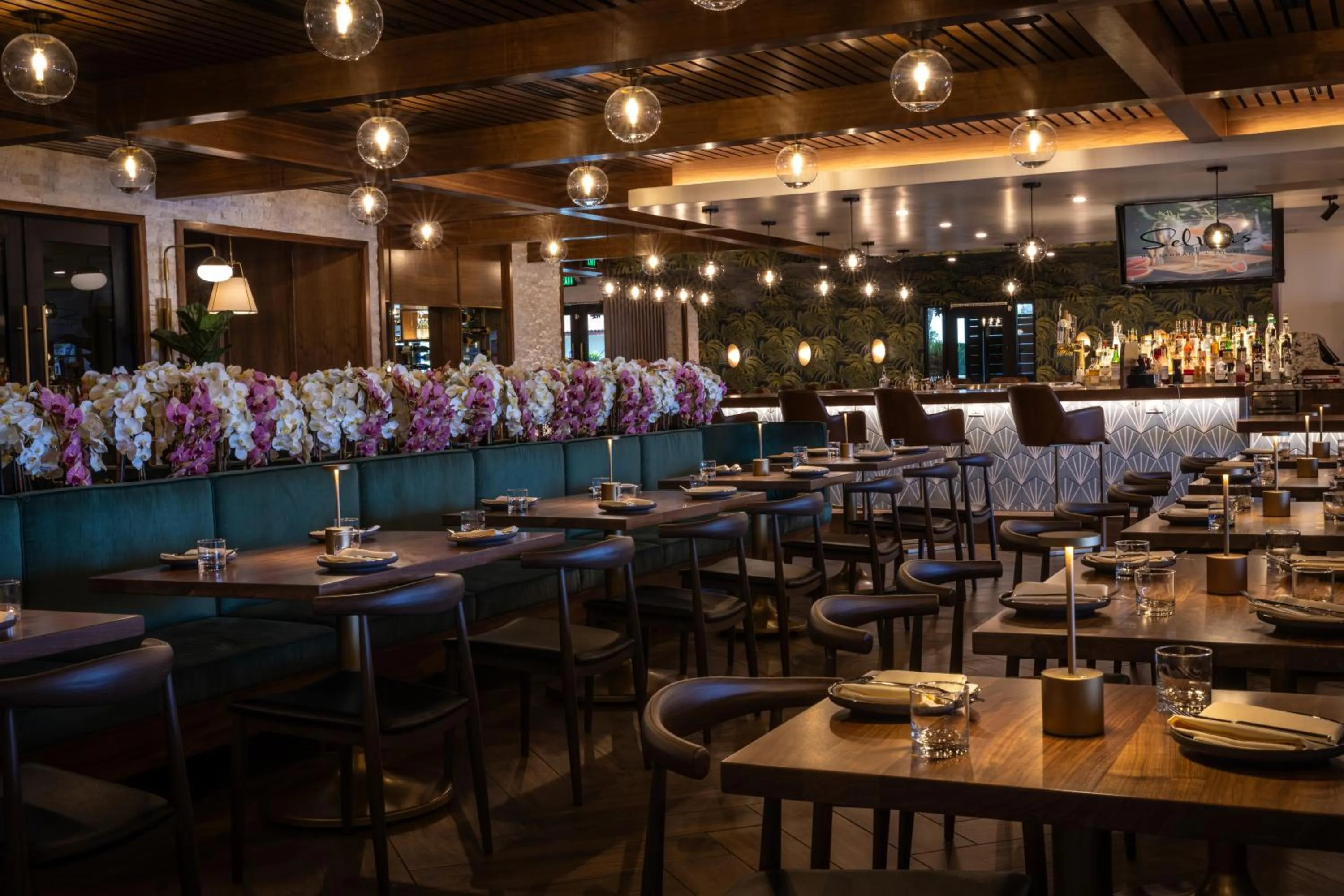 Restaurant/places to eat in Palm Garden Hotel